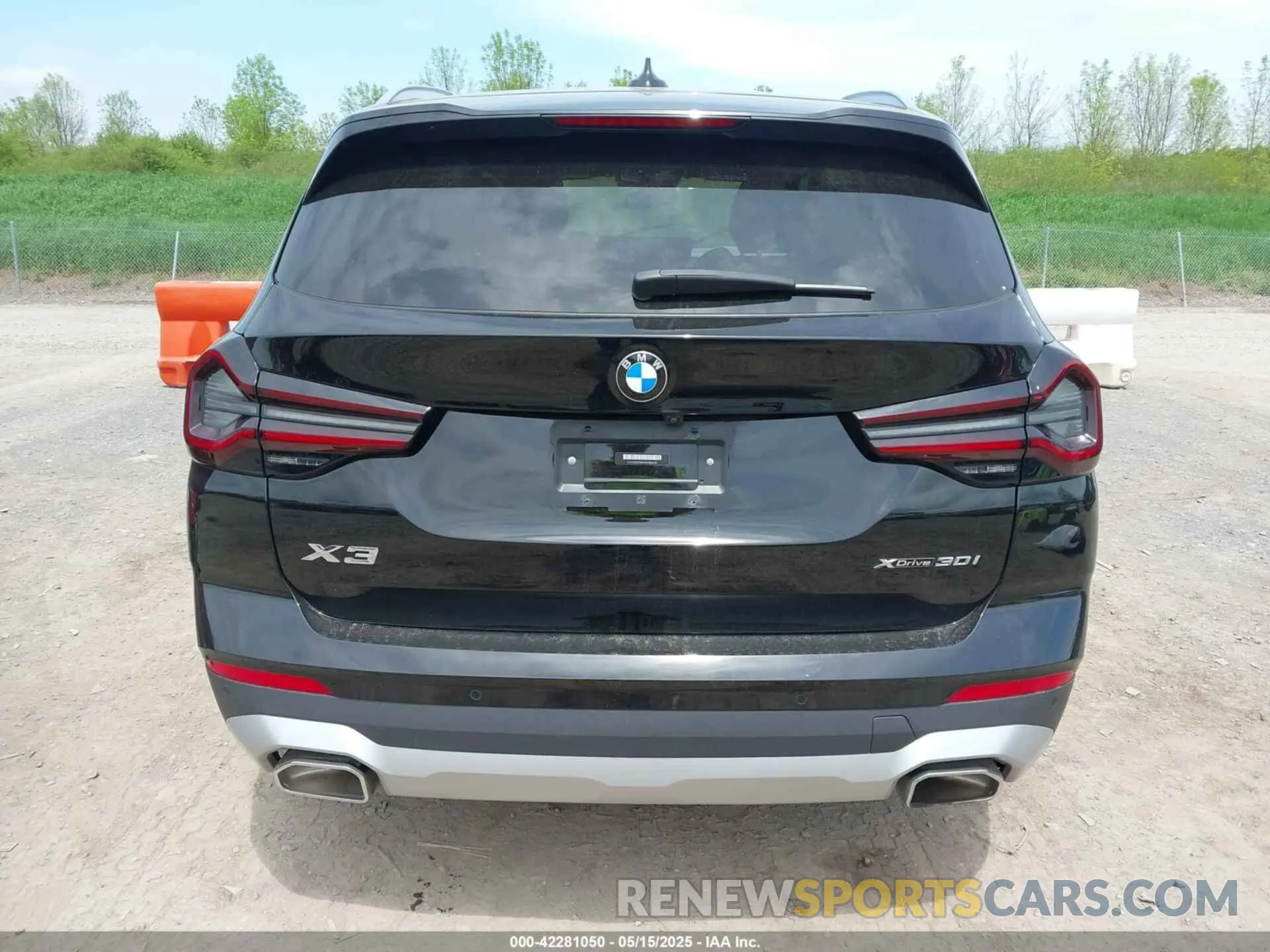 17 Photograph of a damaged car 5UX53DP00N9M80648 BMW X3 2022