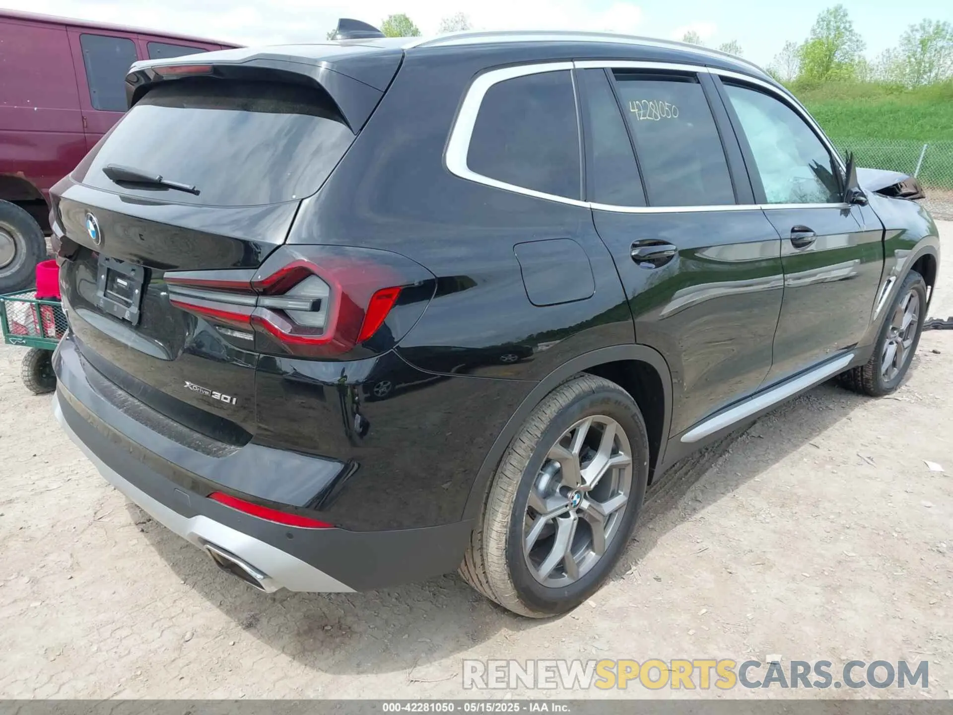 4 Photograph of a damaged car 5UX53DP00N9M80648 BMW X3 2022
