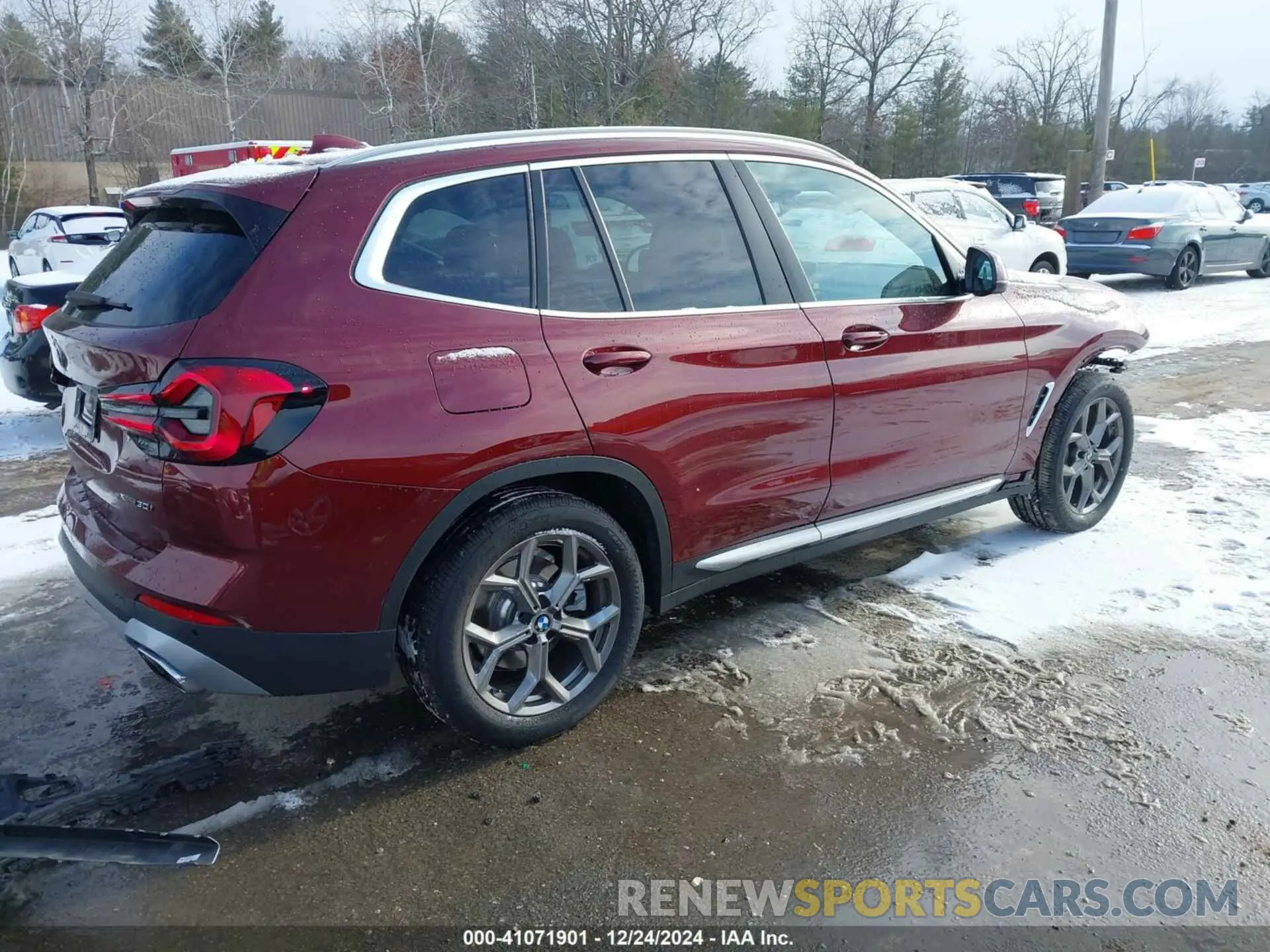 4 Photograph of a damaged car 5UX53DP01N9N10529 BMW X3 2022