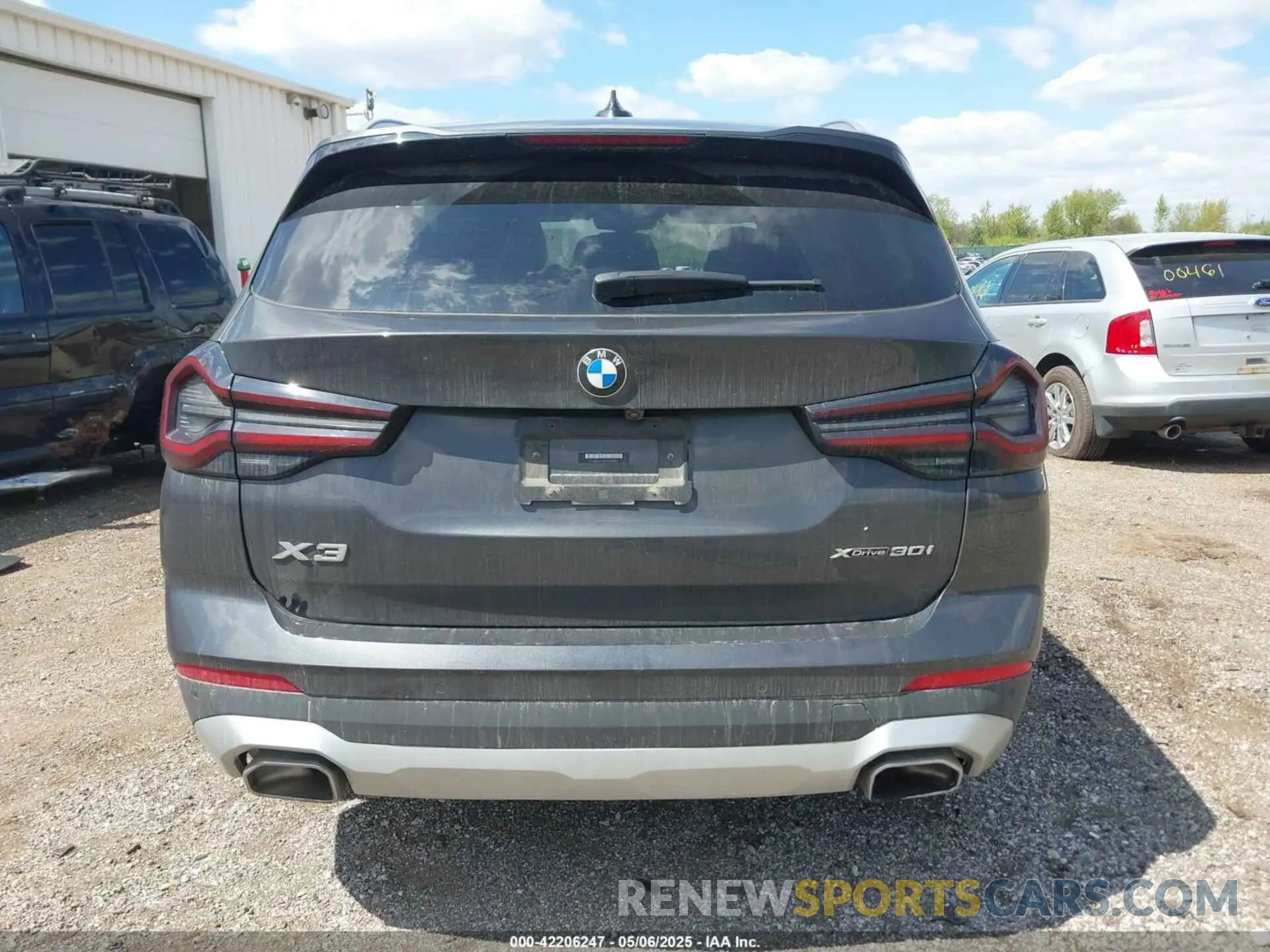 17 Photograph of a damaged car 5UX53DP01N9N40260 BMW X3 2022