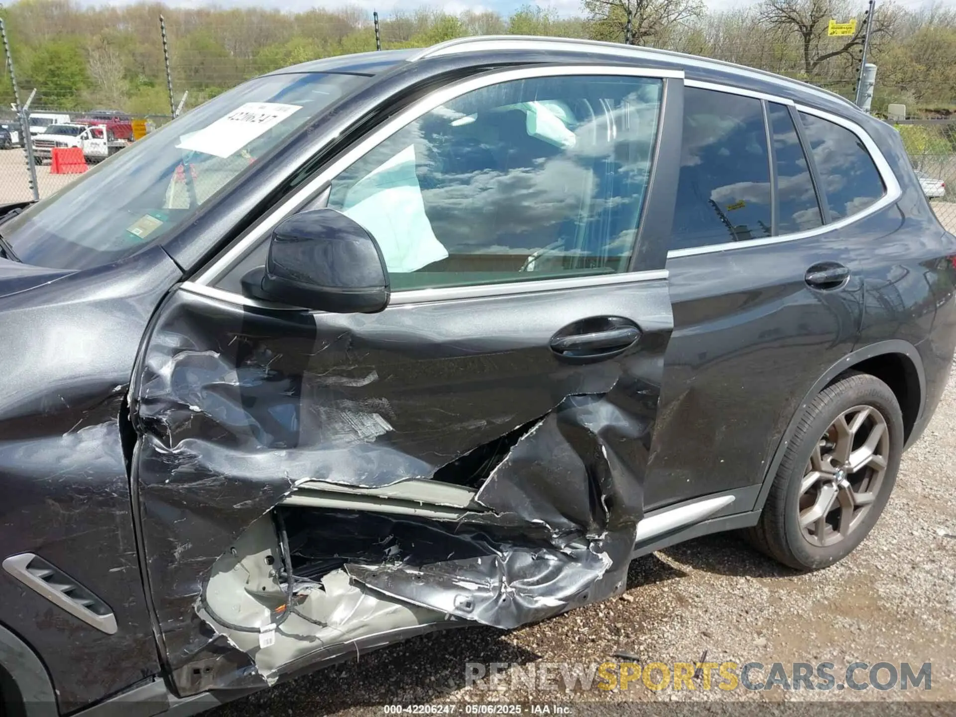 6 Photograph of a damaged car 5UX53DP01N9N40260 BMW X3 2022