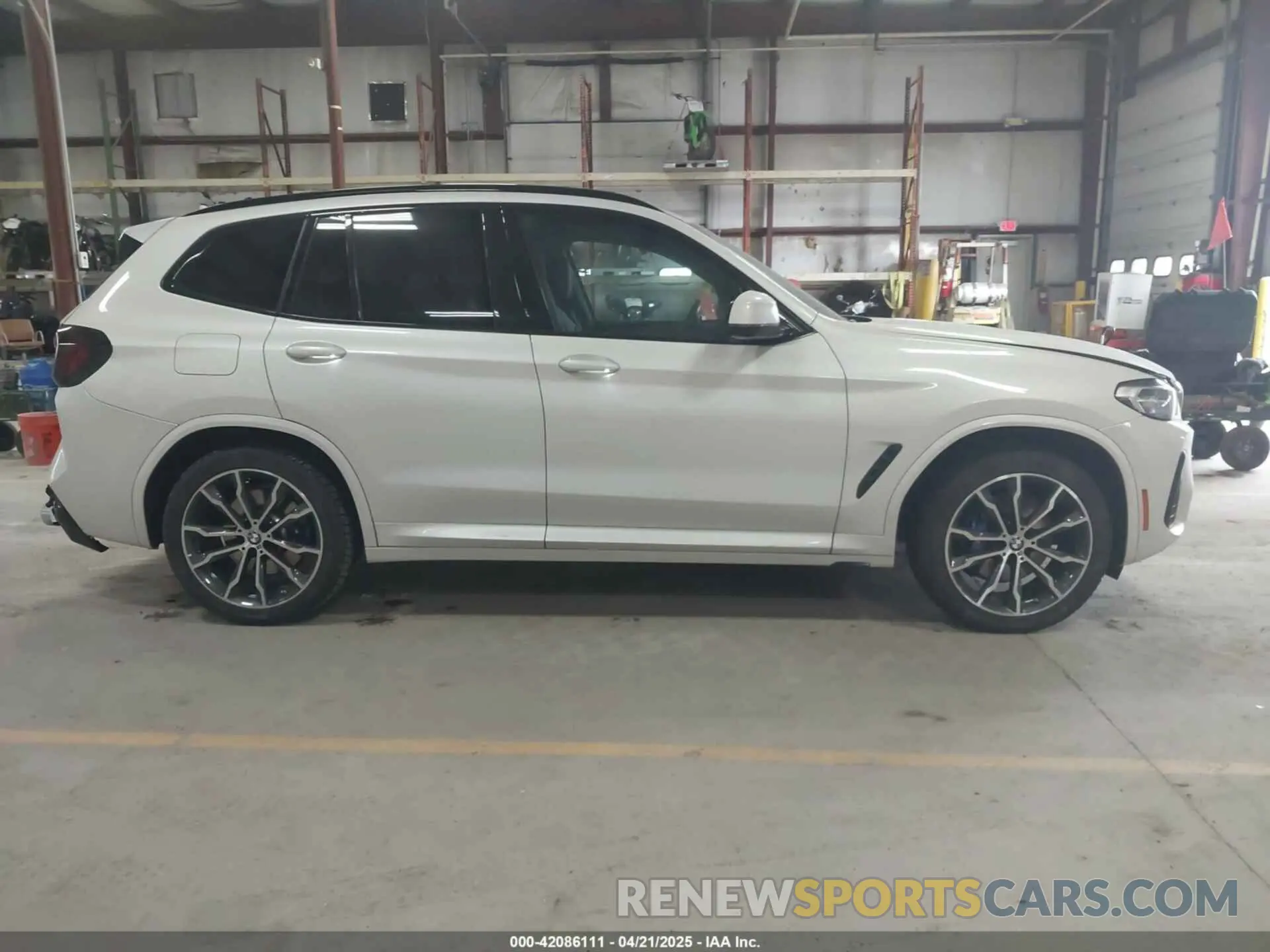 14 Photograph of a damaged car 5UX53DP02N9K40520 BMW X3 2022