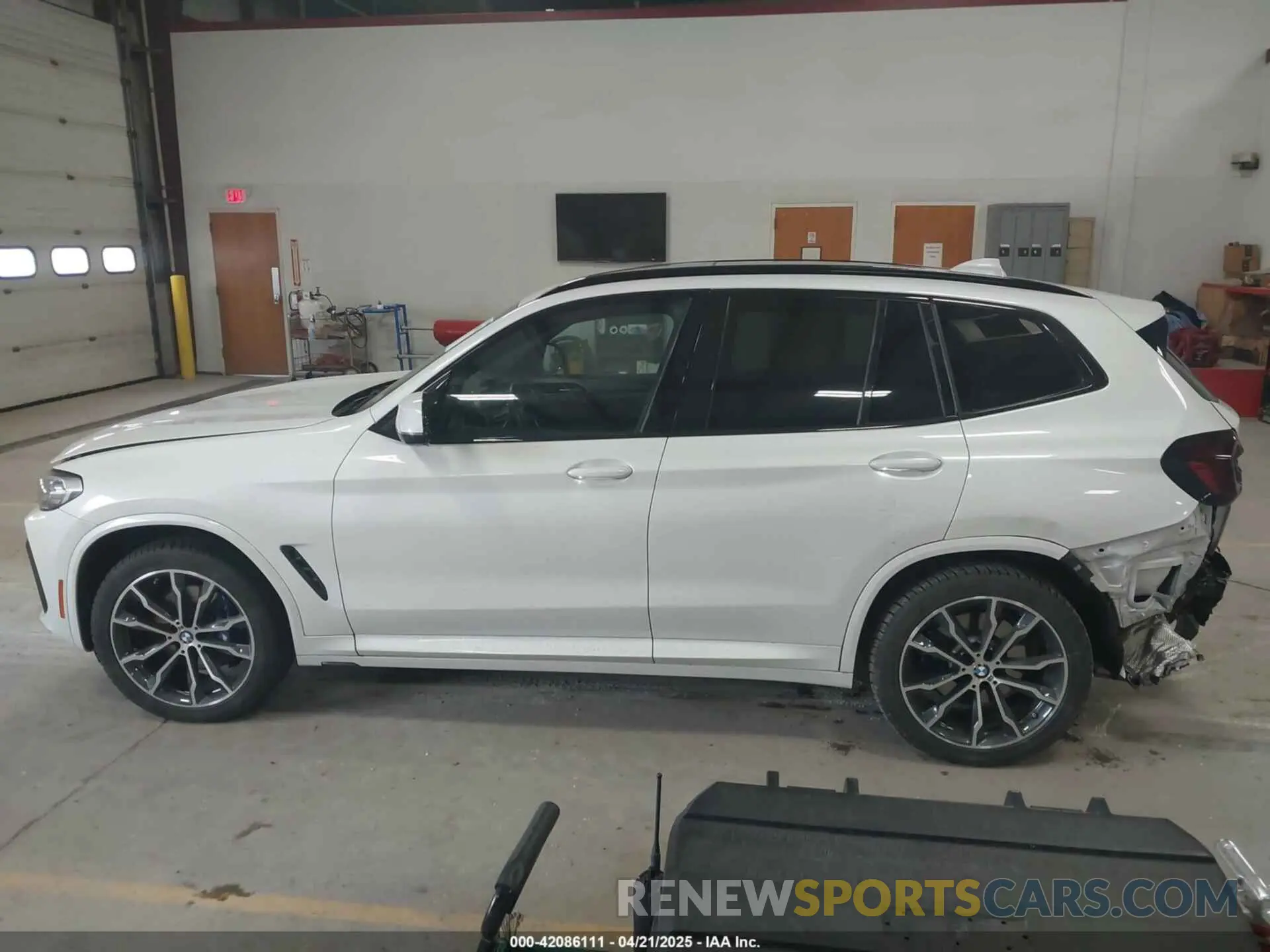 15 Photograph of a damaged car 5UX53DP02N9K40520 BMW X3 2022