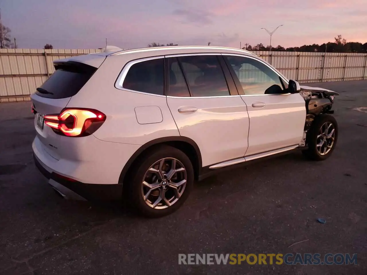 3 Photograph of a damaged car 5UX53DP06N9N05133 BMW X3 2022