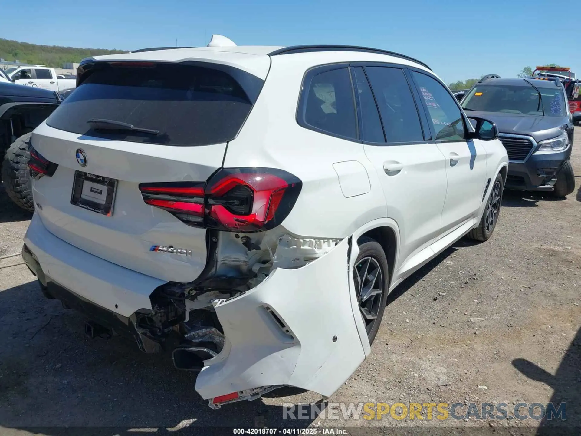19 Photograph of a damaged car 5UX83DP06N9K87661 BMW X3 2022