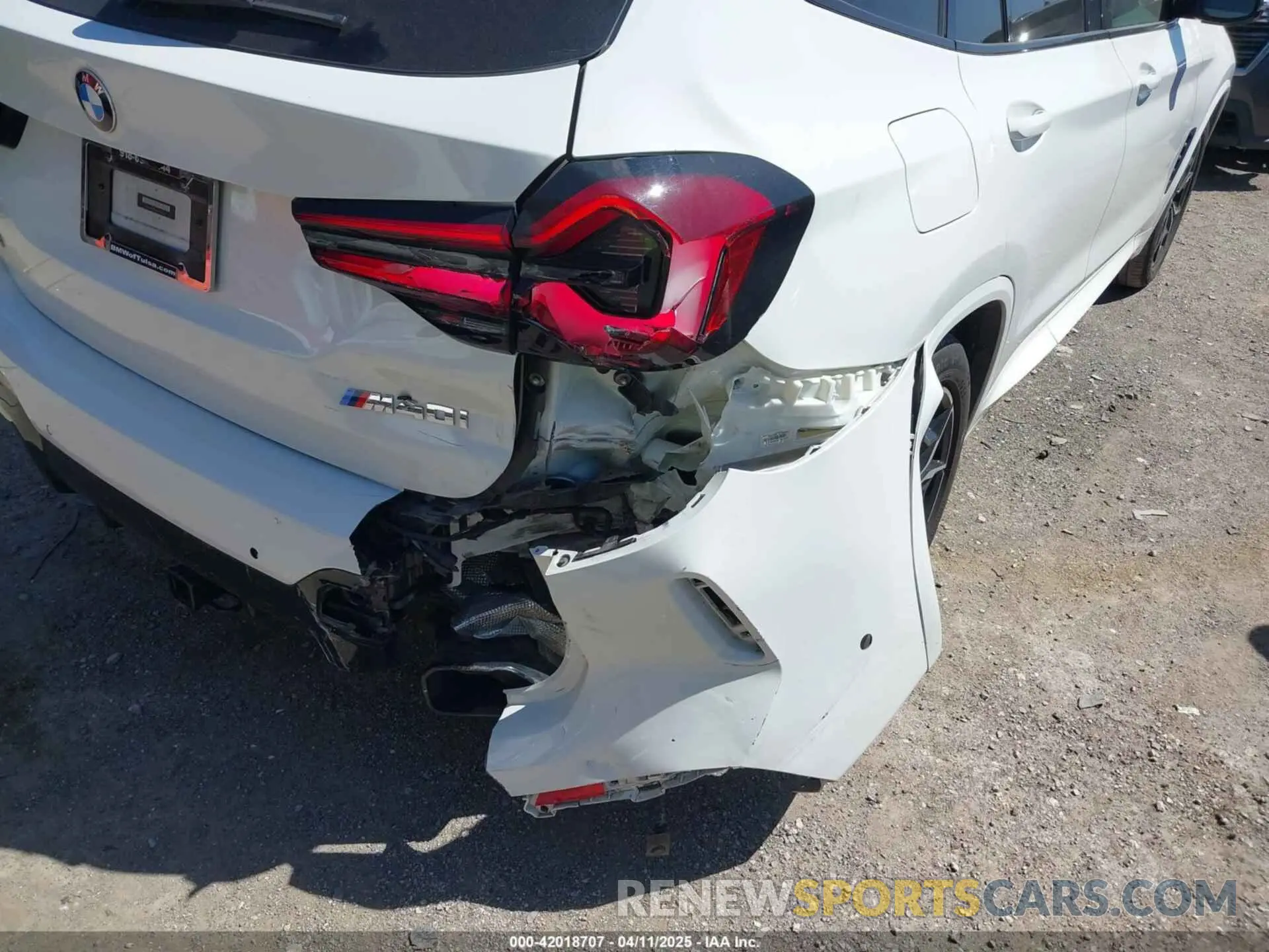 6 Photograph of a damaged car 5UX83DP06N9K87661 BMW X3 2022