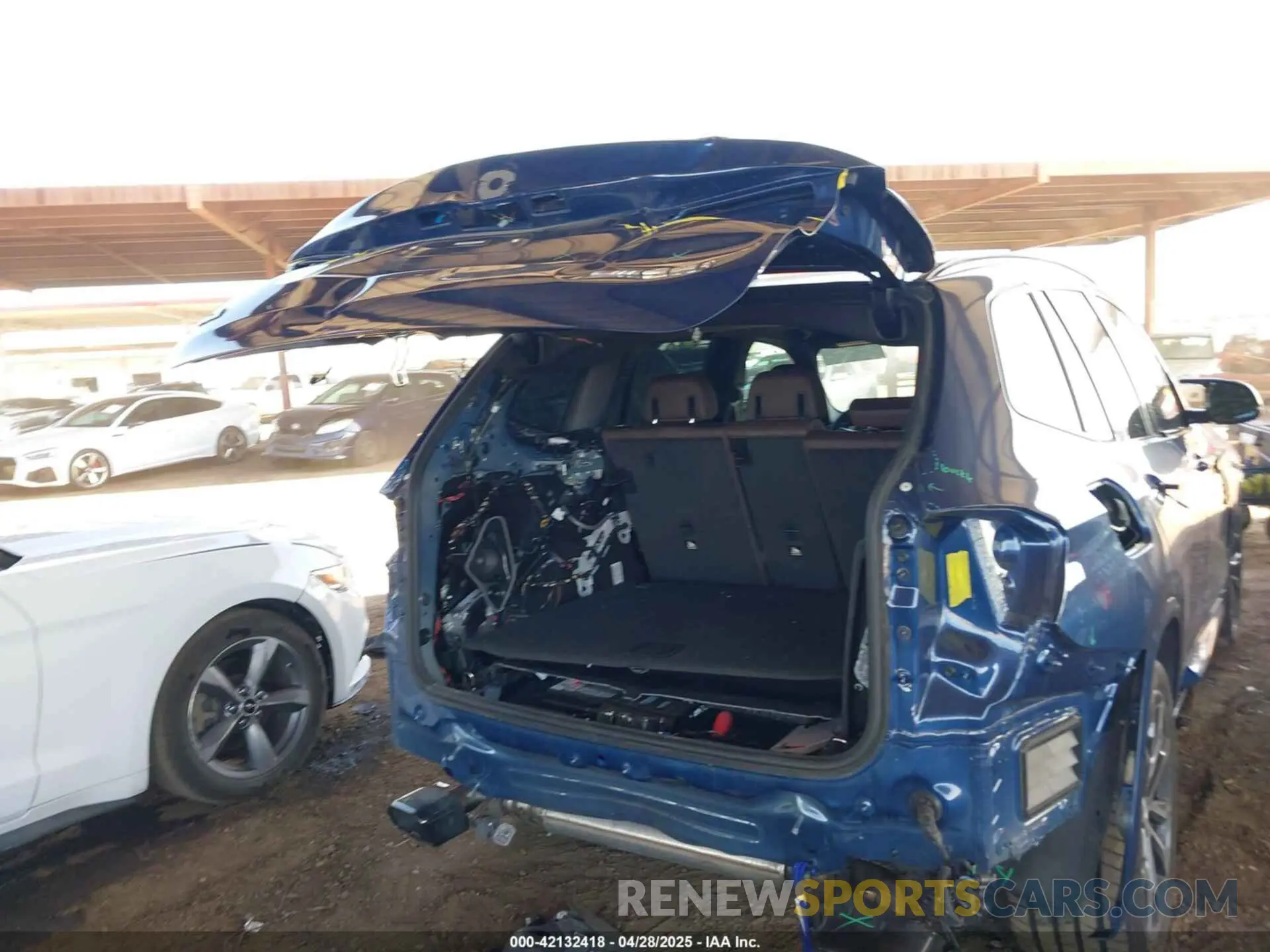 18 Photograph of a damaged car 5UX83DP07N9N22701 BMW X3 2022