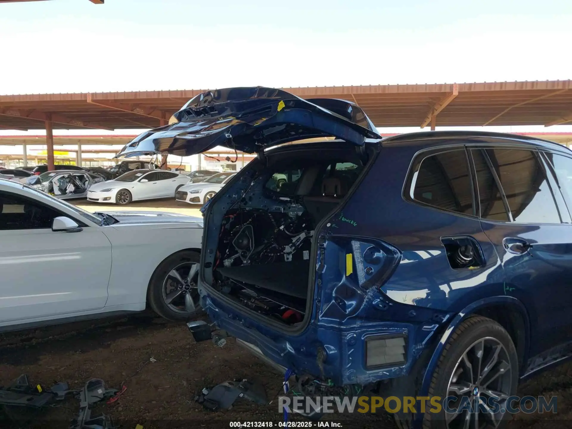 6 Photograph of a damaged car 5UX83DP07N9N22701 BMW X3 2022