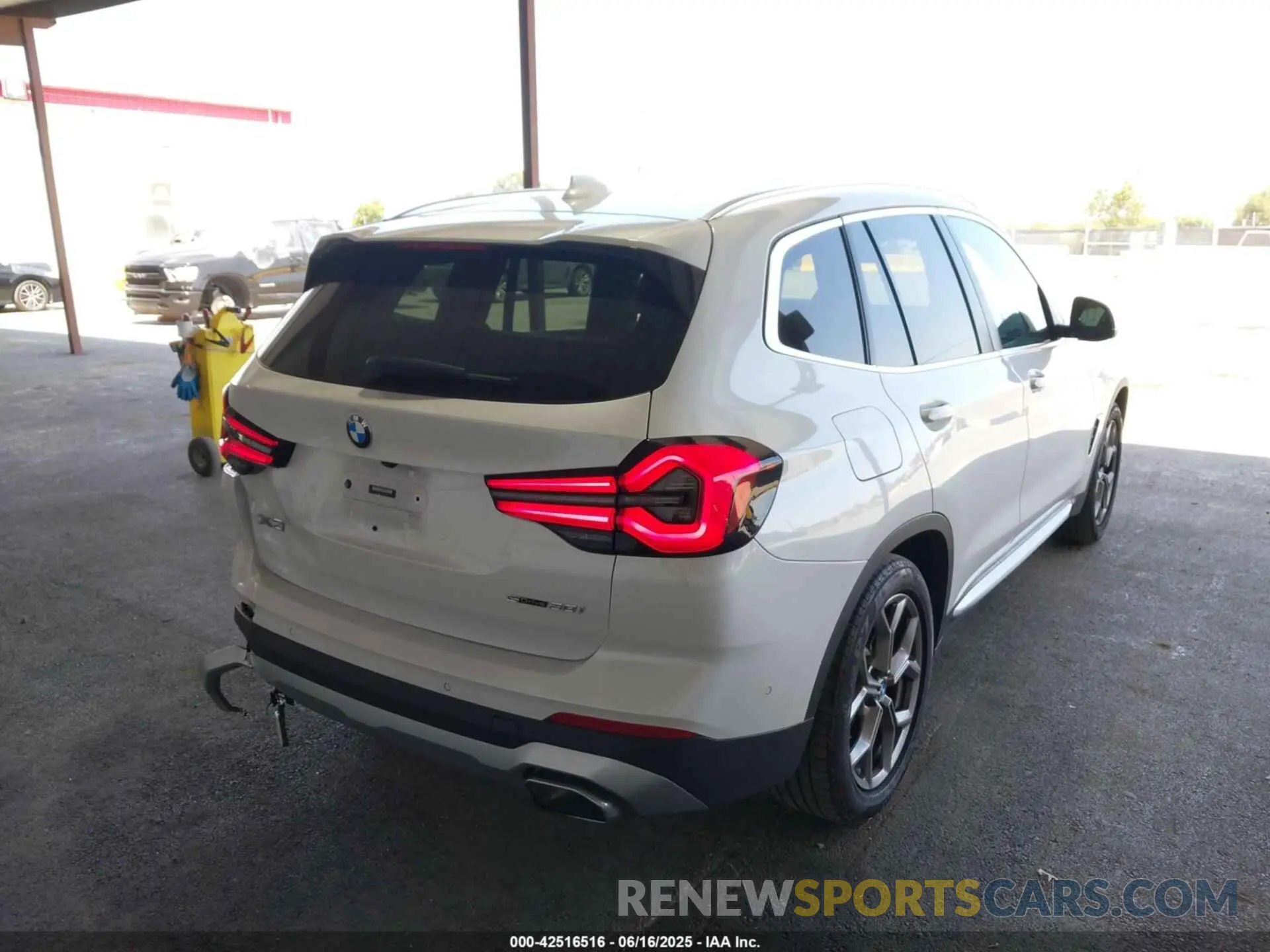 4 Photograph of a damaged car 5UX43DP07P9N78249 BMW X3 2023