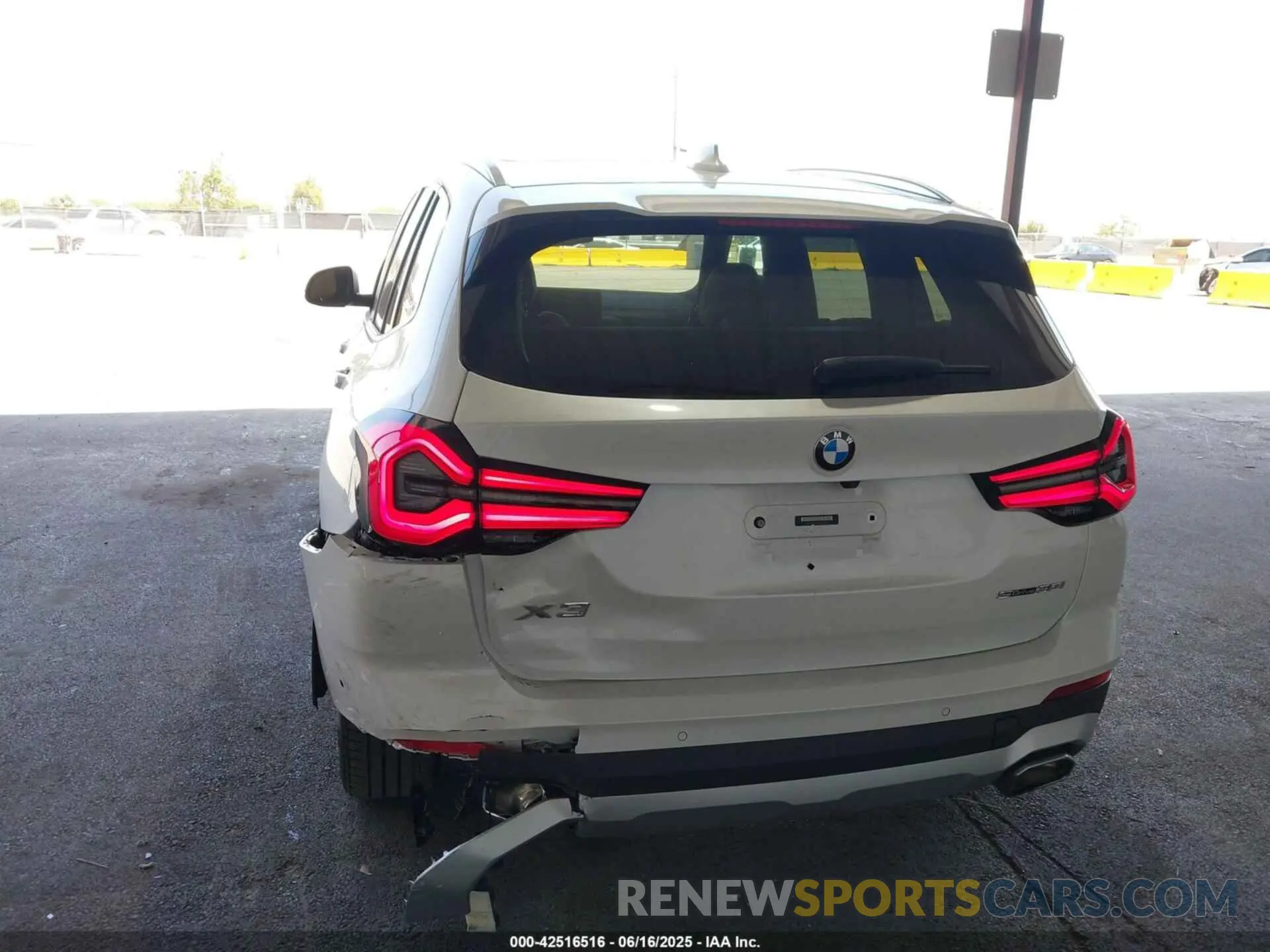 6 Photograph of a damaged car 5UX43DP07P9N78249 BMW X3 2023
