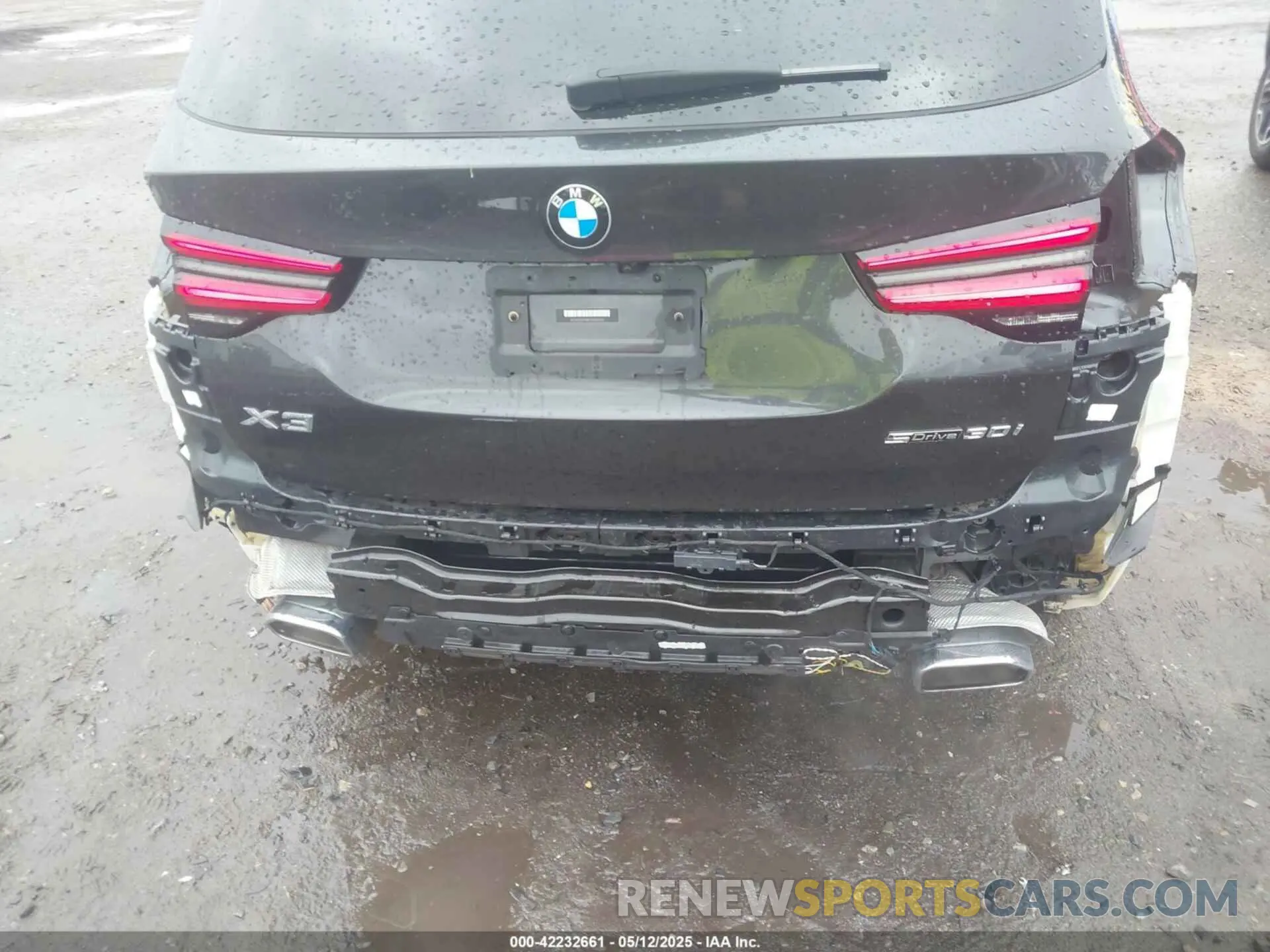 18 Photograph of a damaged car 5UX43DP08P9R46065 BMW X3 2023