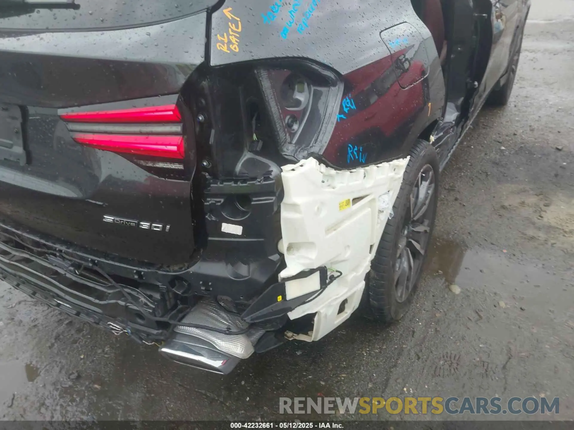 19 Photograph of a damaged car 5UX43DP08P9R46065 BMW X3 2023
