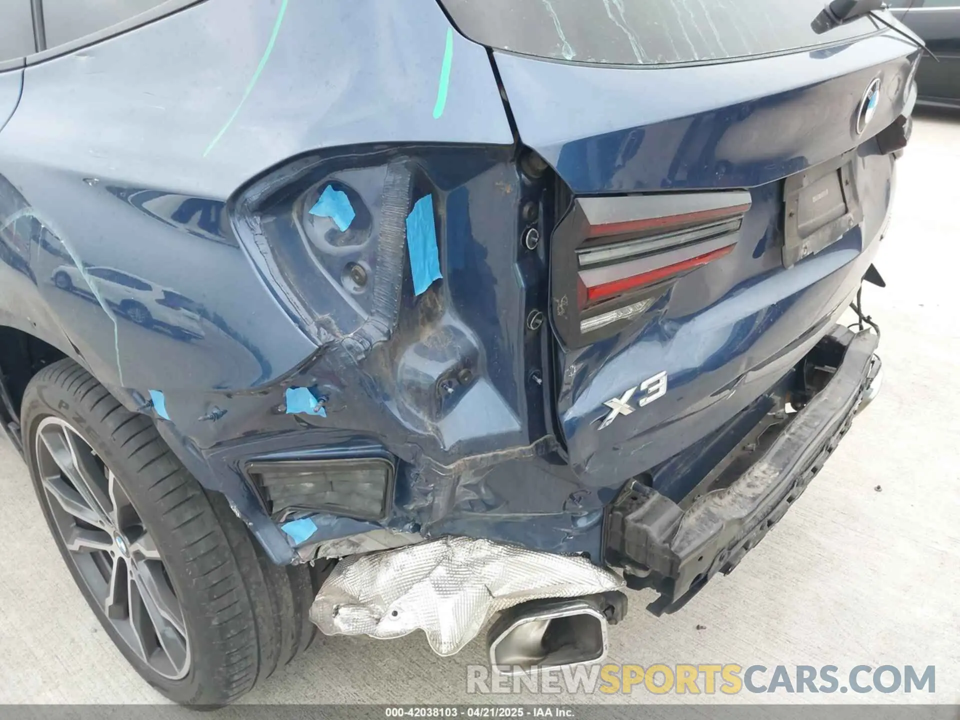 18 Photograph of a damaged car 5UX43DP09P9N67012 BMW X3 2023