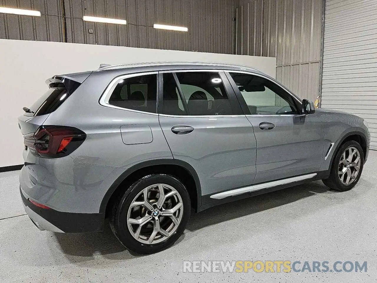 3 Photograph of a damaged car 5UX43DP09P9S77935 BMW X3 2023