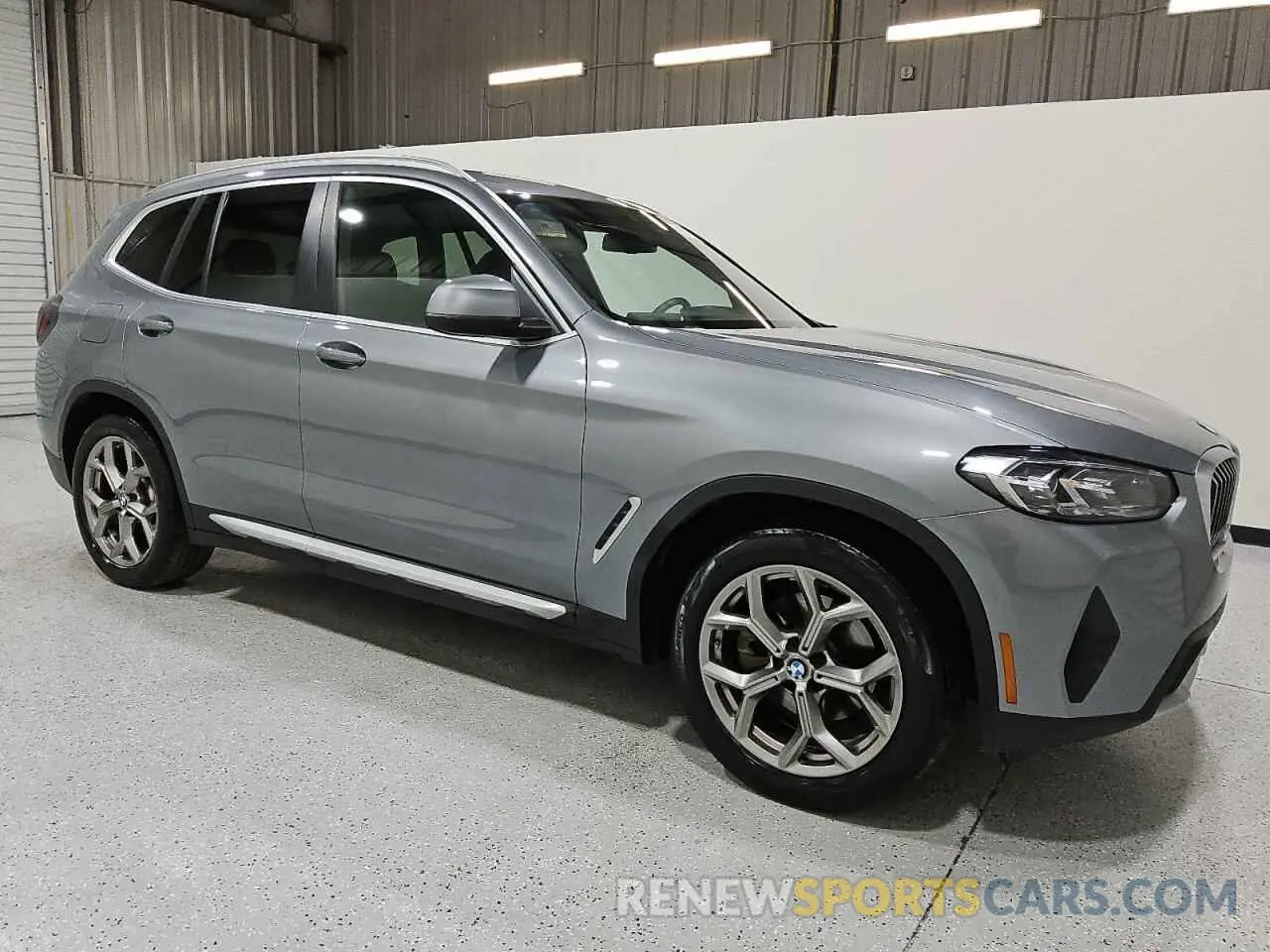 4 Photograph of a damaged car 5UX43DP09P9S77935 BMW X3 2023