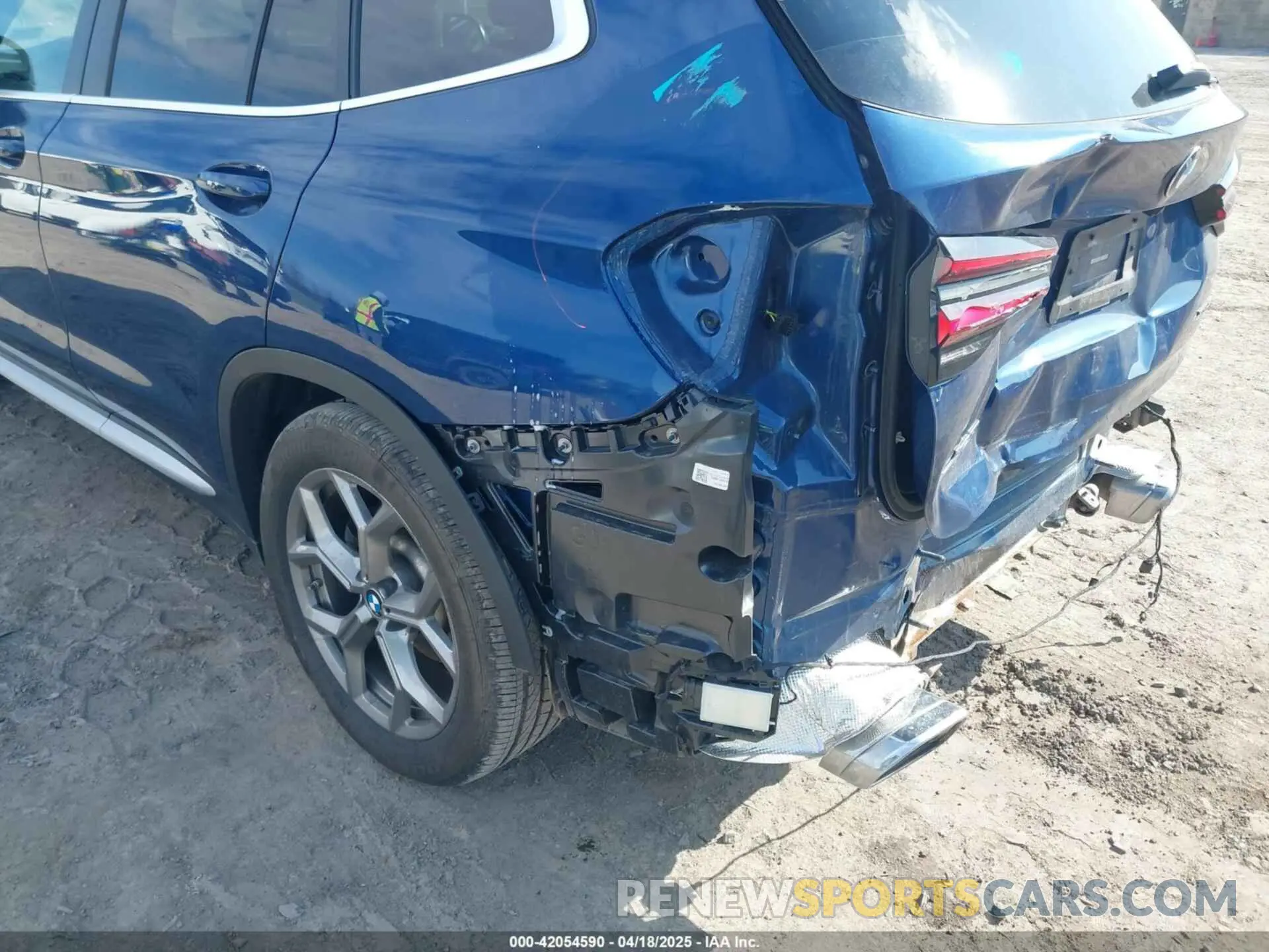 18 Photograph of a damaged car 5UX53DP00P9R59770 BMW X3 2023