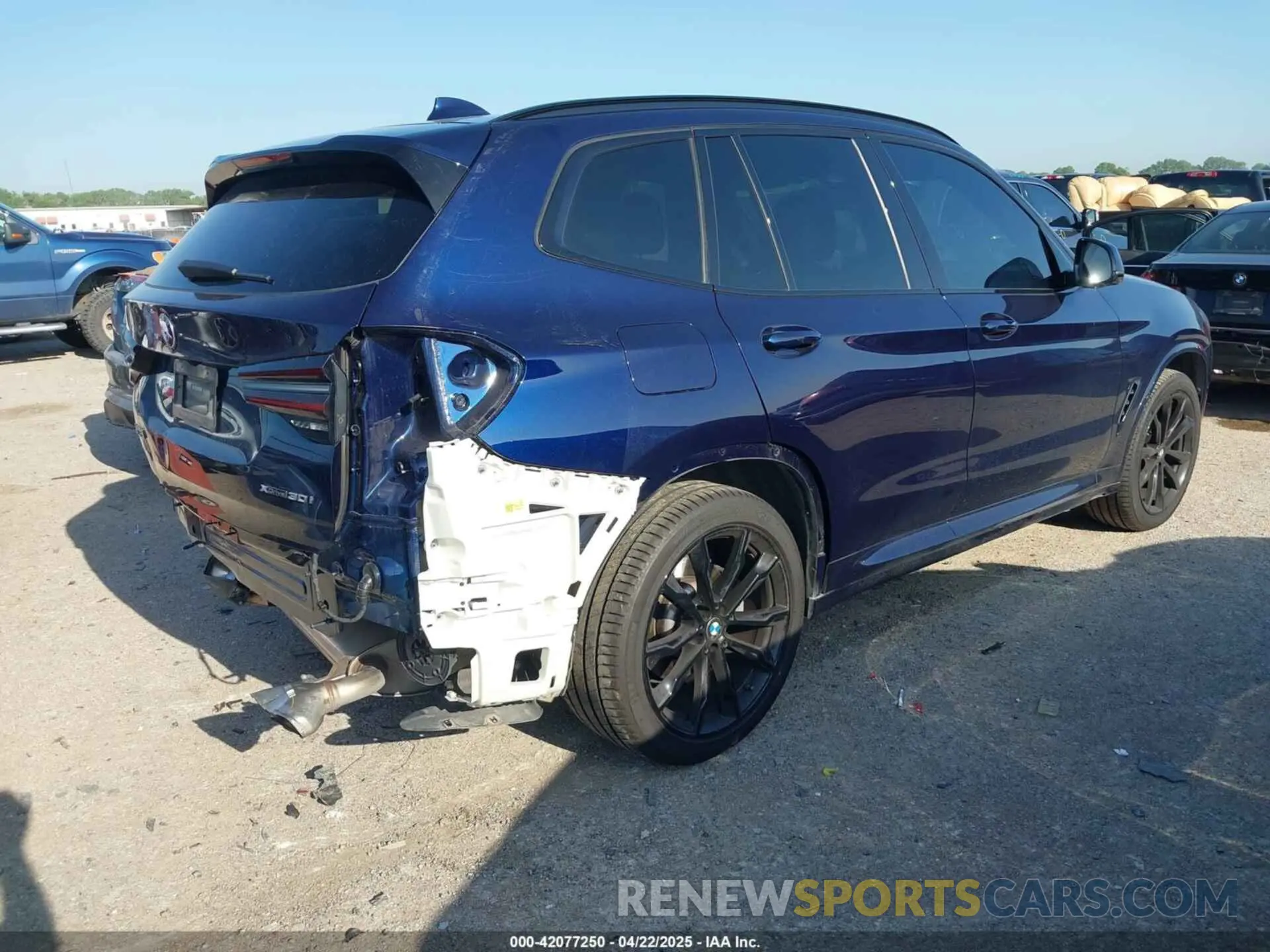4 Photograph of a damaged car 5UX53DP03P9R64610 BMW X3 2023