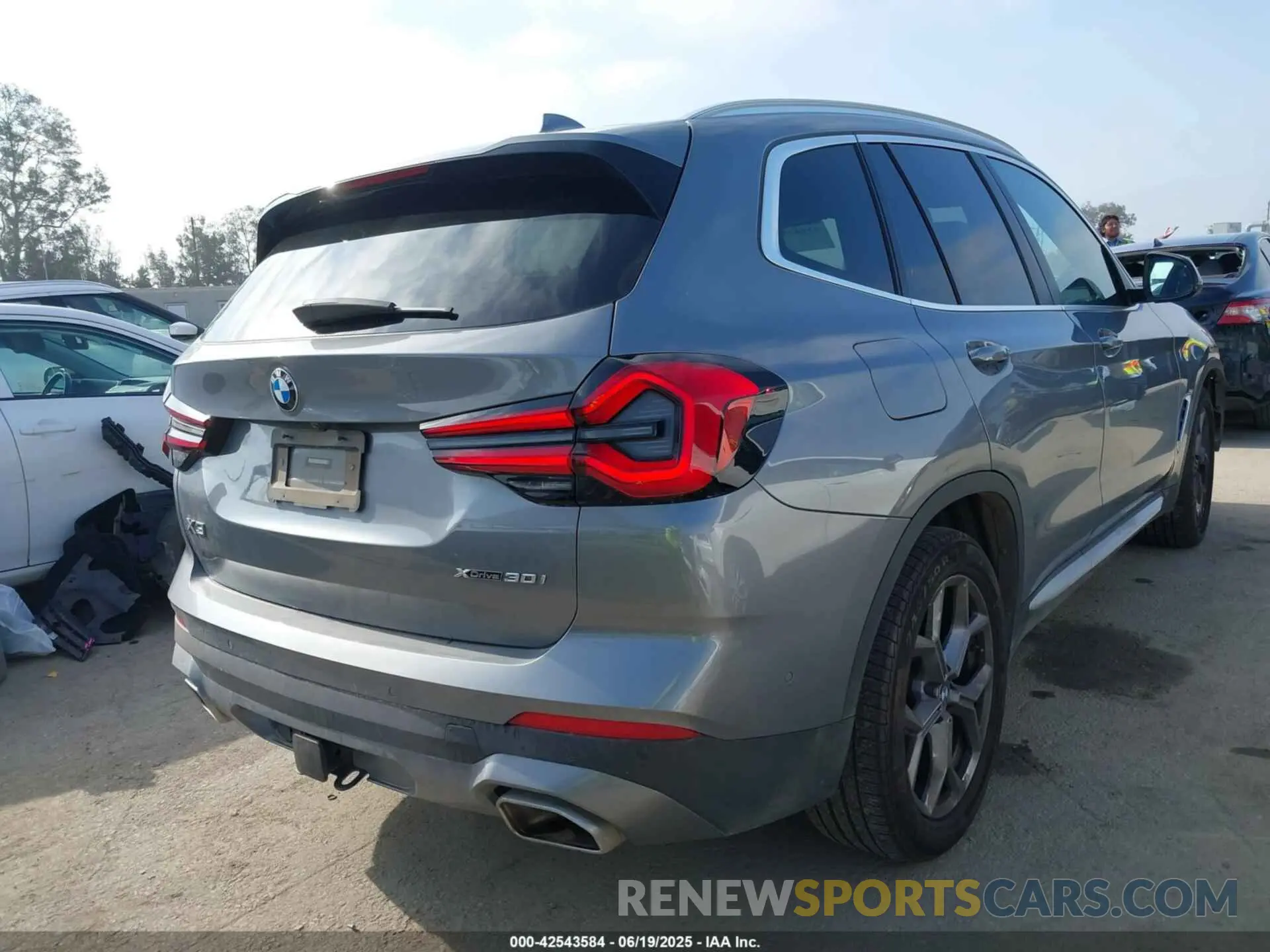 4 Photograph of a damaged car 5UX53DP06P9R51057 BMW X3 2023