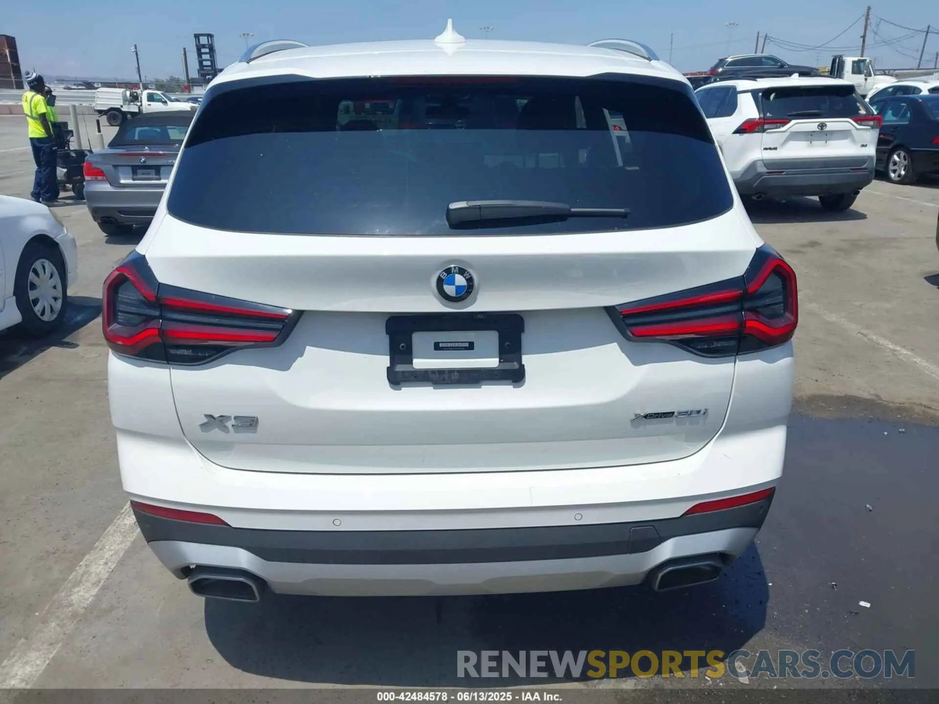 16 Photograph of a damaged car 5UX53DP07P9R97920 BMW X3 2023