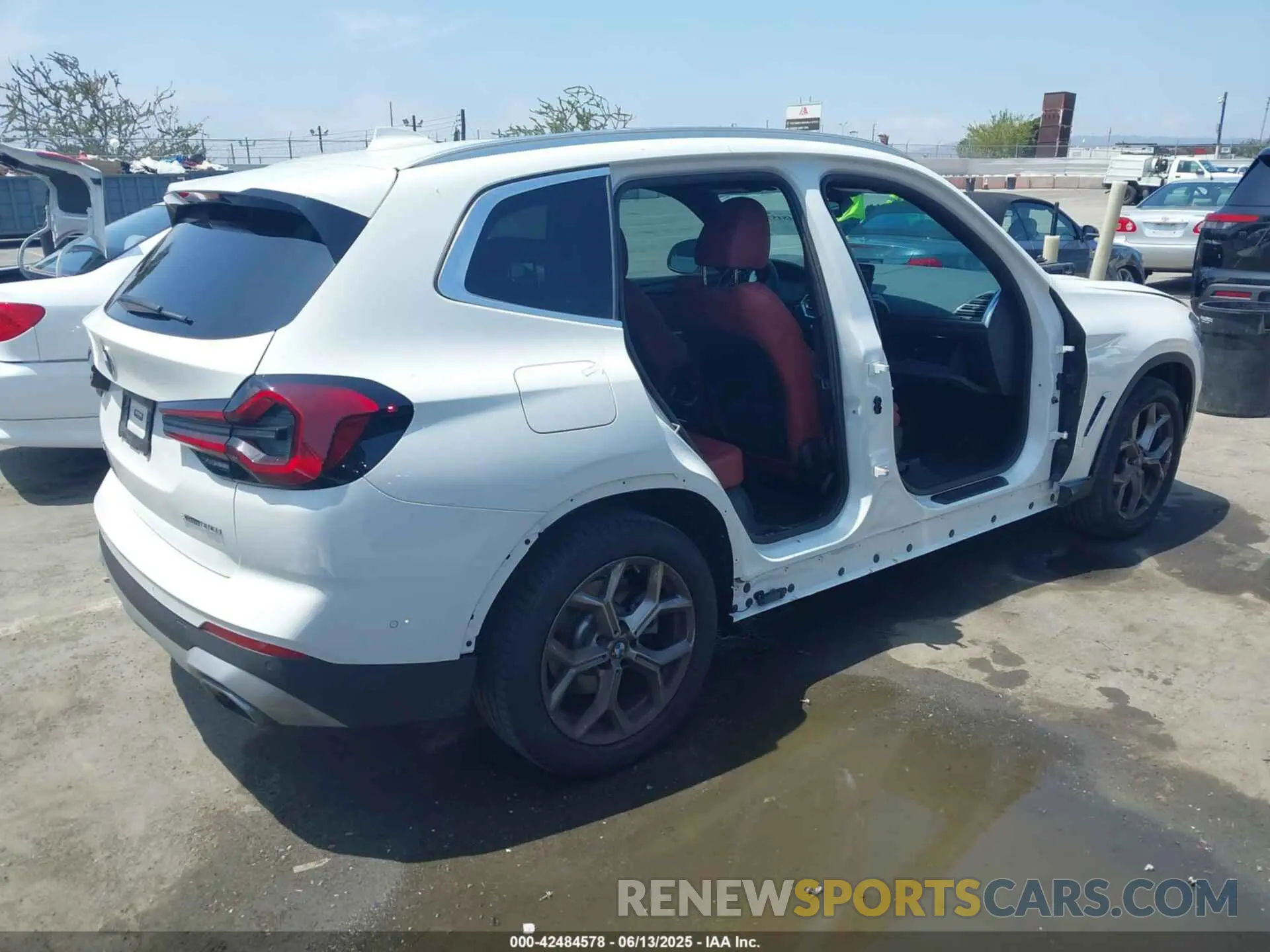 4 Photograph of a damaged car 5UX53DP07P9R97920 BMW X3 2023