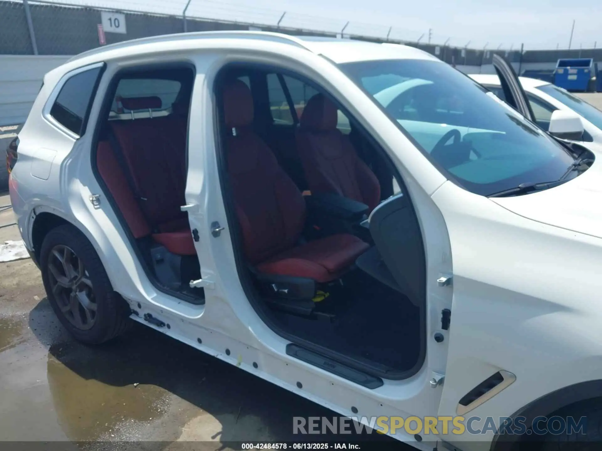 6 Photograph of a damaged car 5UX53DP07P9R97920 BMW X3 2023