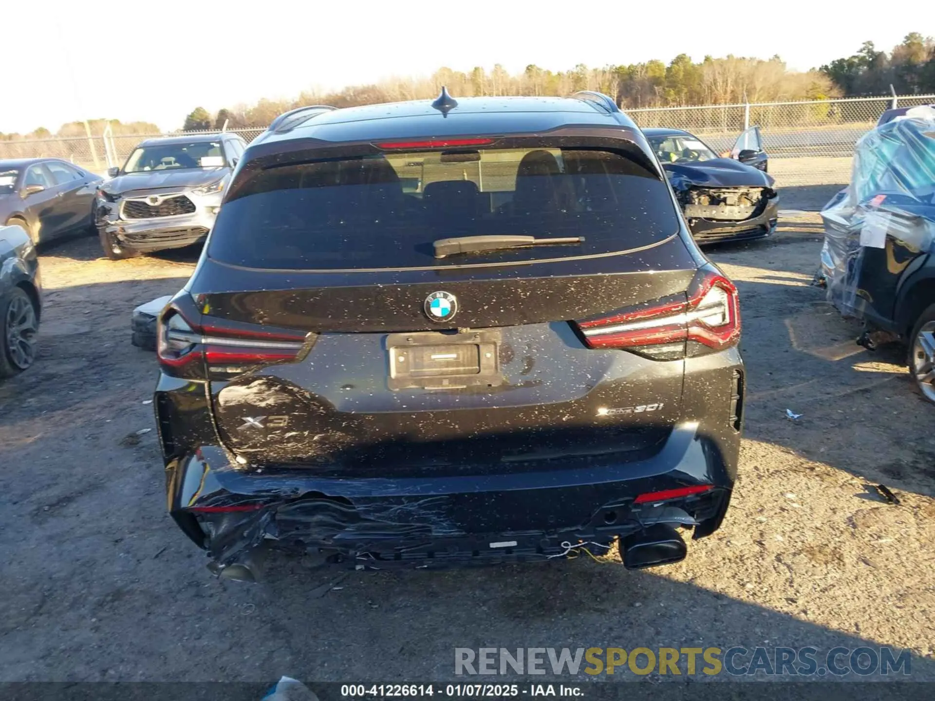 16 Photograph of a damaged car 5UX53DP08P9N89250 BMW X3 2023