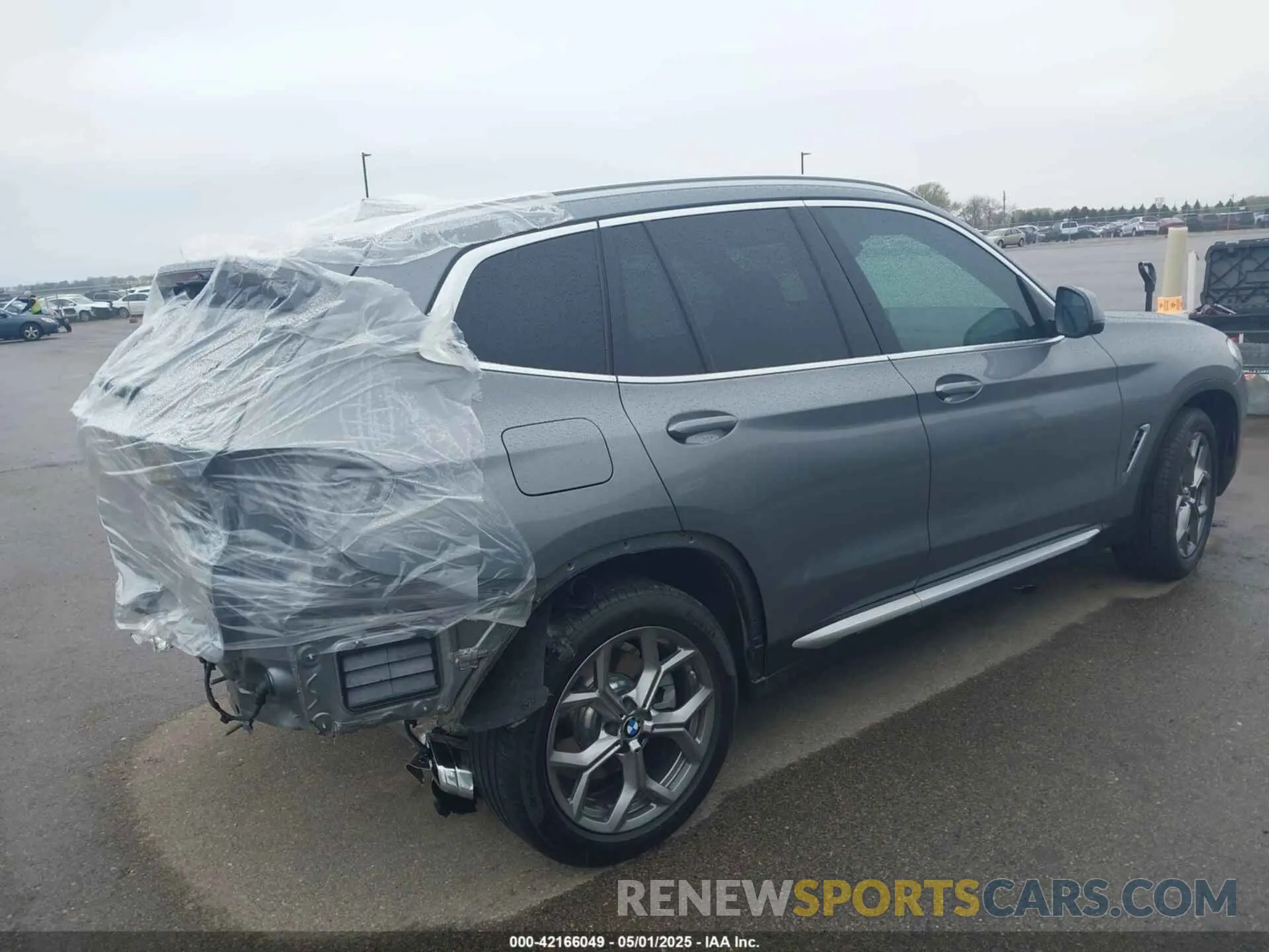 4 Photograph of a damaged car 5UX53DP0XP9R19180 BMW X3 2023