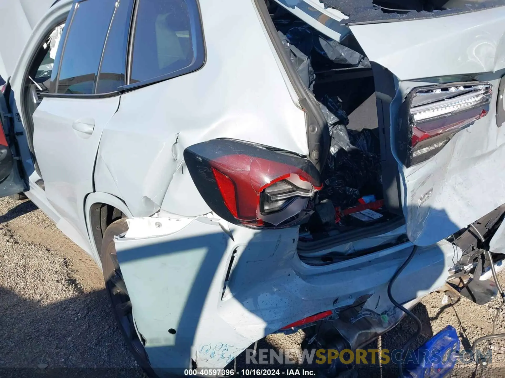18 Photograph of a damaged car 5UX83DP00P9T15862 BMW X3 2023