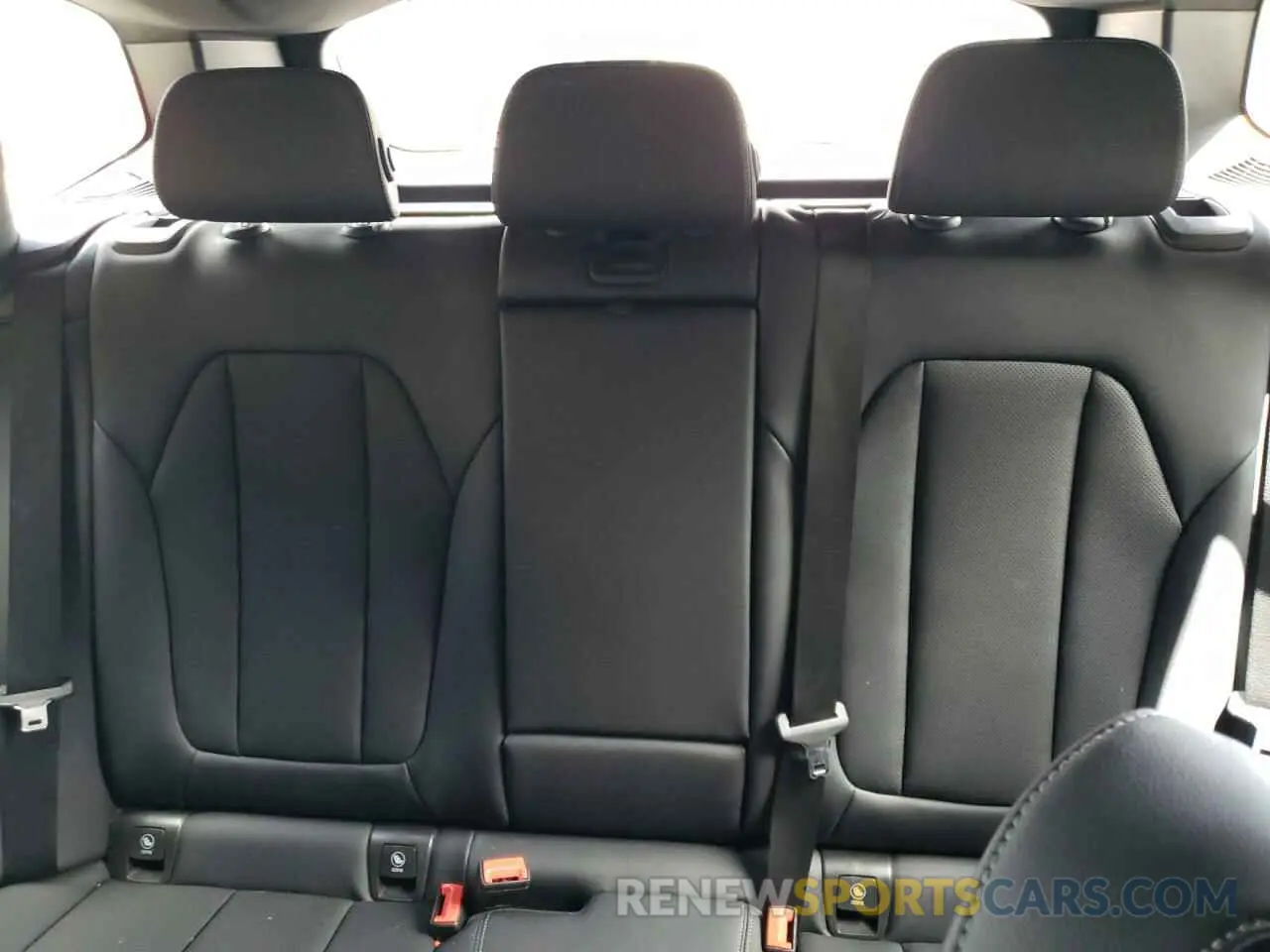 10 Photograph of a damaged car 5UX43DP01R9V52605 BMW X3 2024