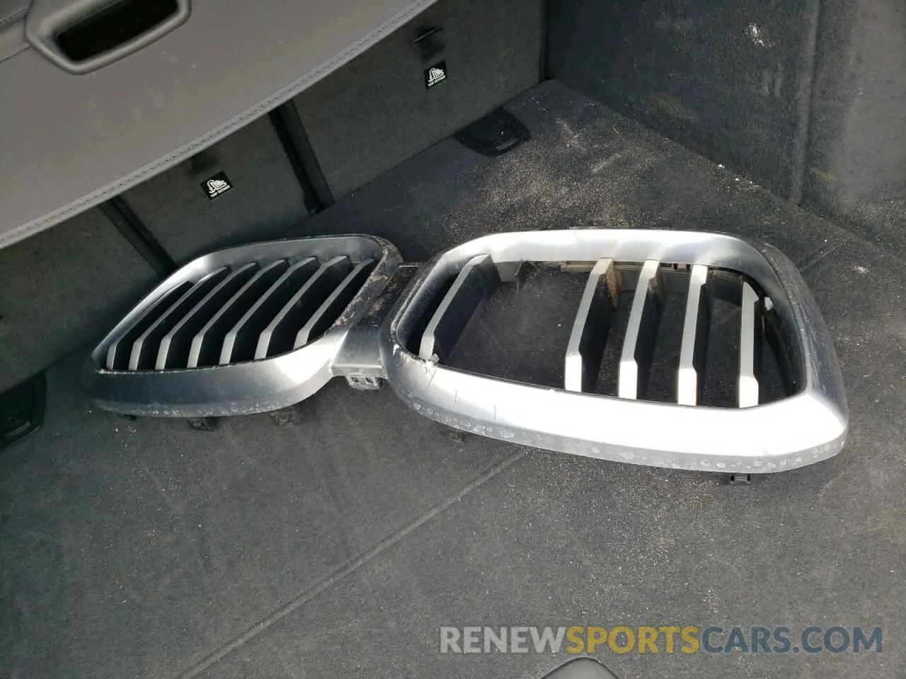 13 Photograph of a damaged car 5UX43DP01R9V52605 BMW X3 2024