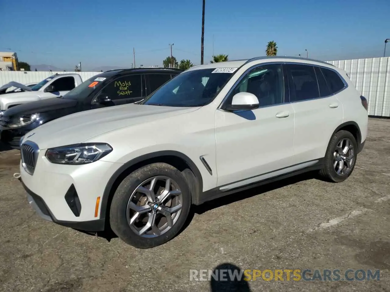 1 Photograph of a damaged car 5UX43DP09R9T40180 BMW X3 2024