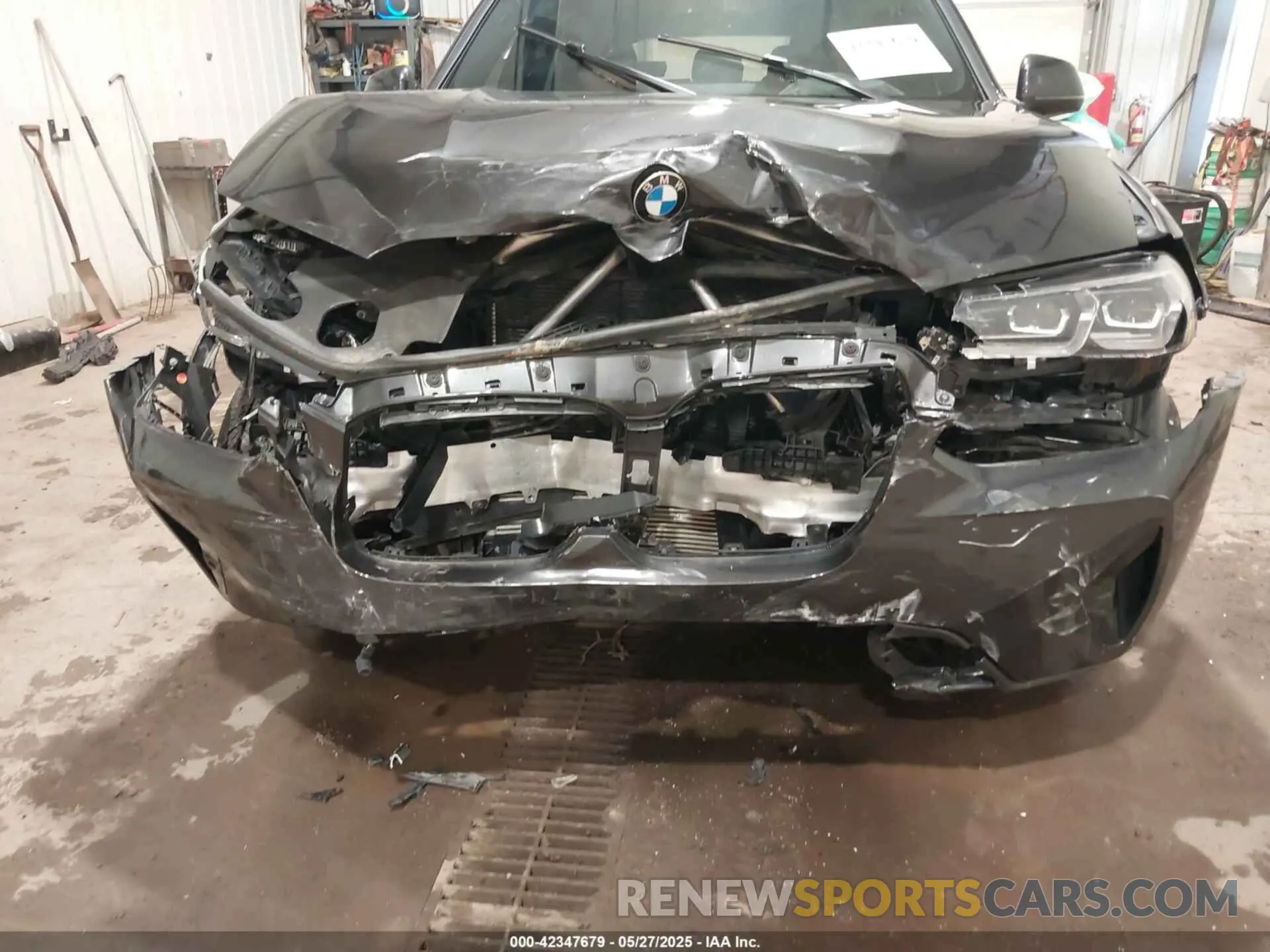 6 Photograph of a damaged car 5UX53DP09R9U57570 BMW X3 2024