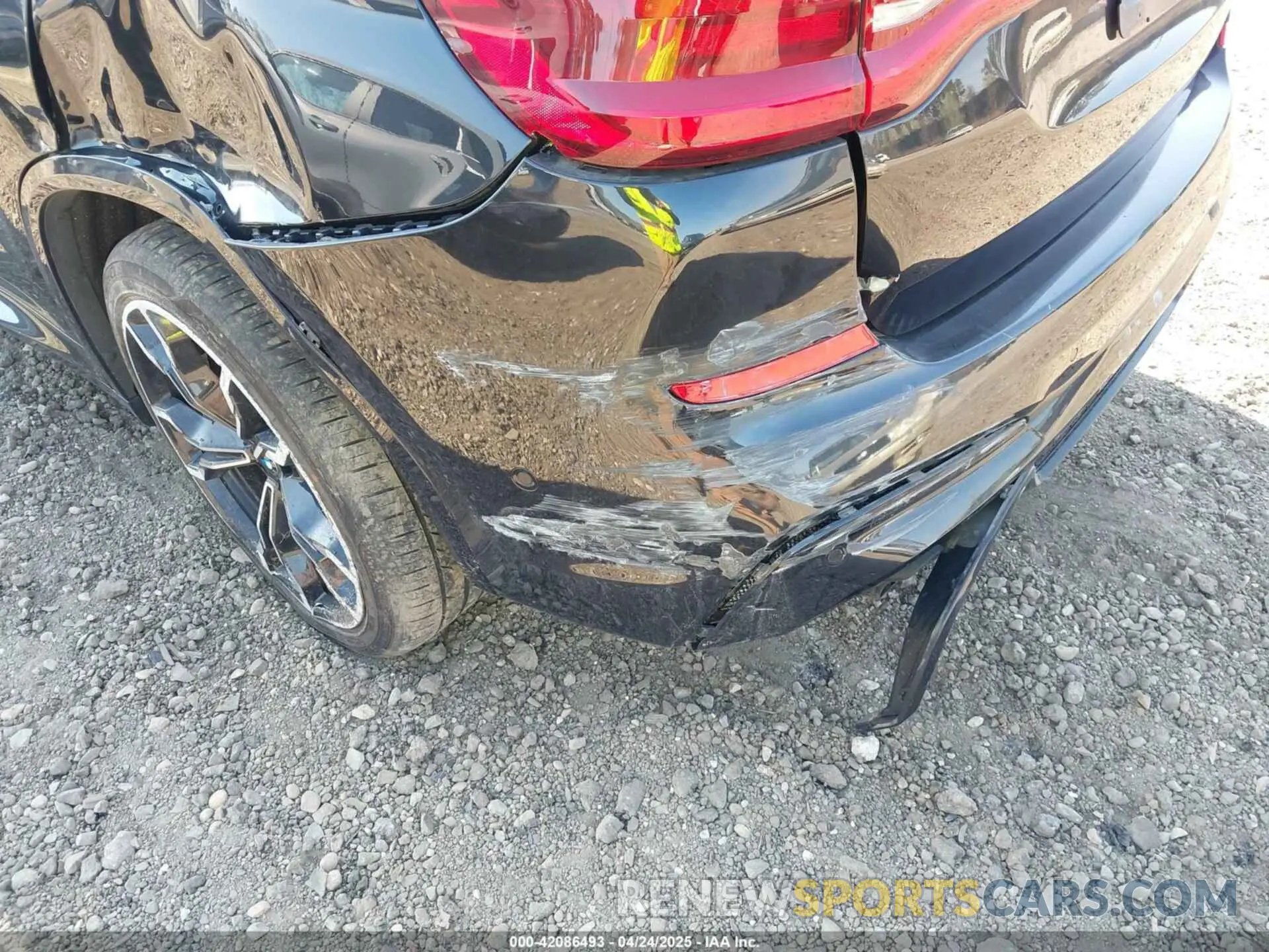 19 Photograph of a damaged car 5YMTS0C08L9B17273 BMW X3 M 2020