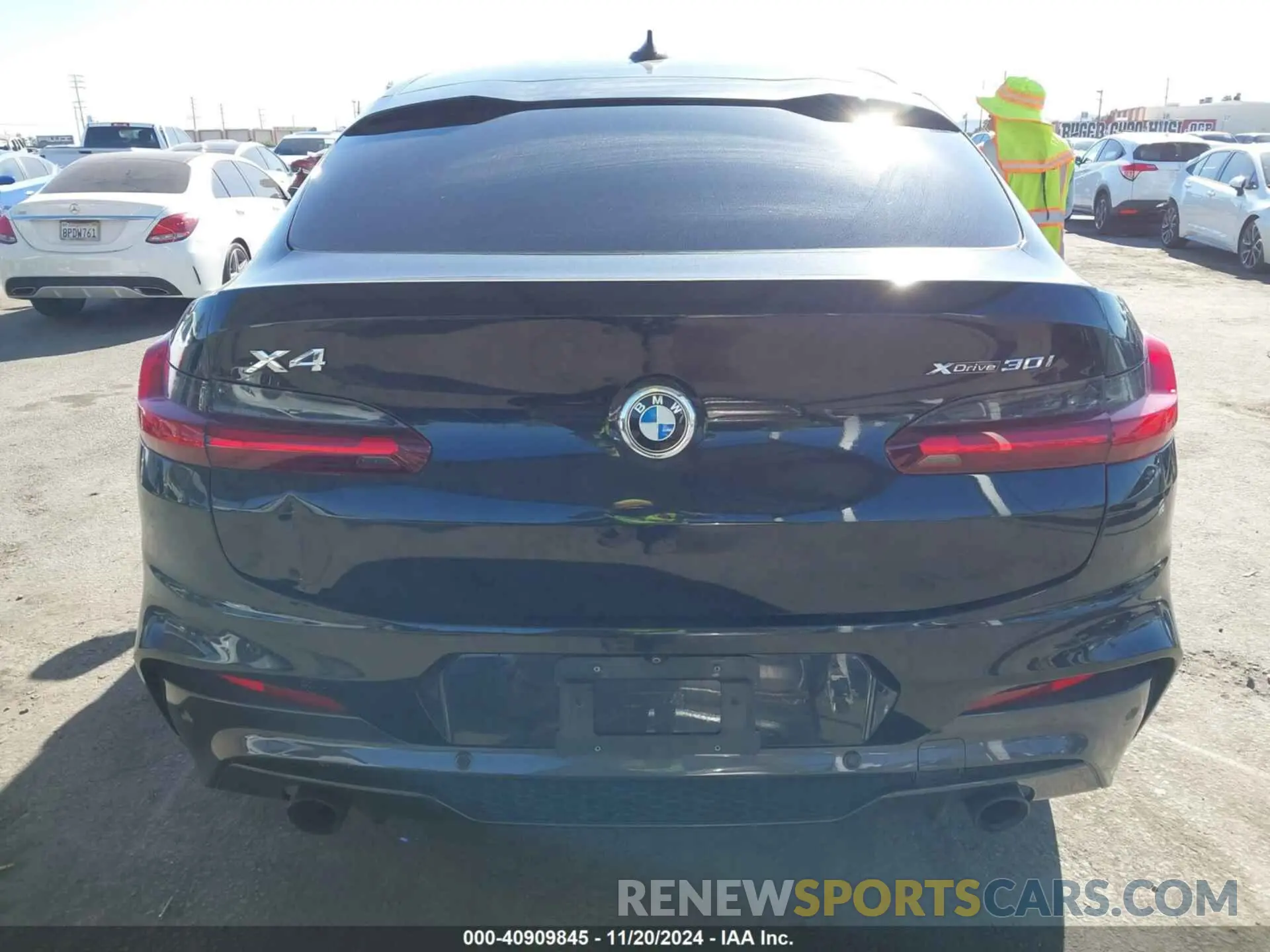17 Photograph of a damaged car 5UXUJ3C52KLA58380 BMW X4 2019