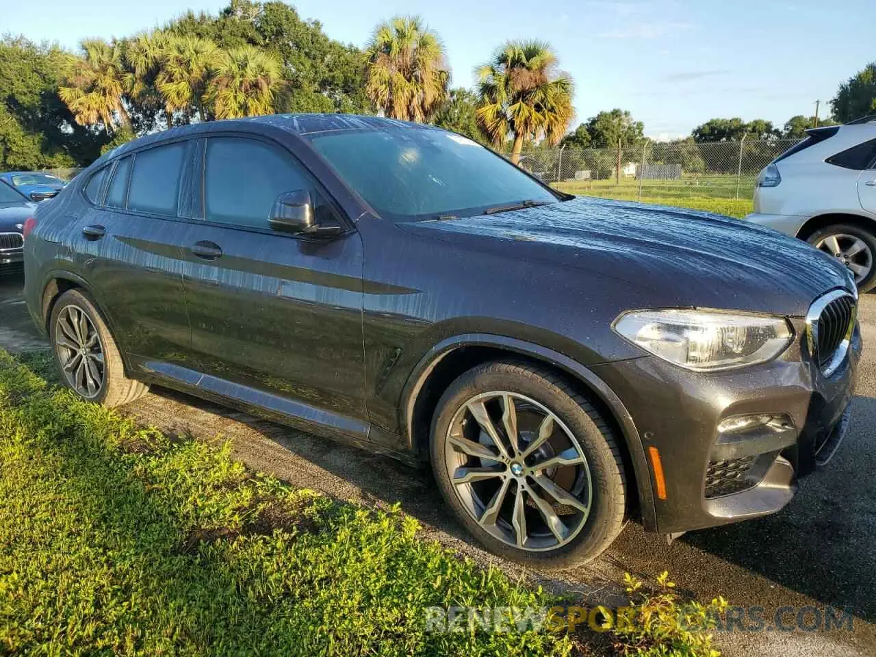 4 Photograph of a damaged car 5UX2V1C00L9D10226 BMW X4 2020
