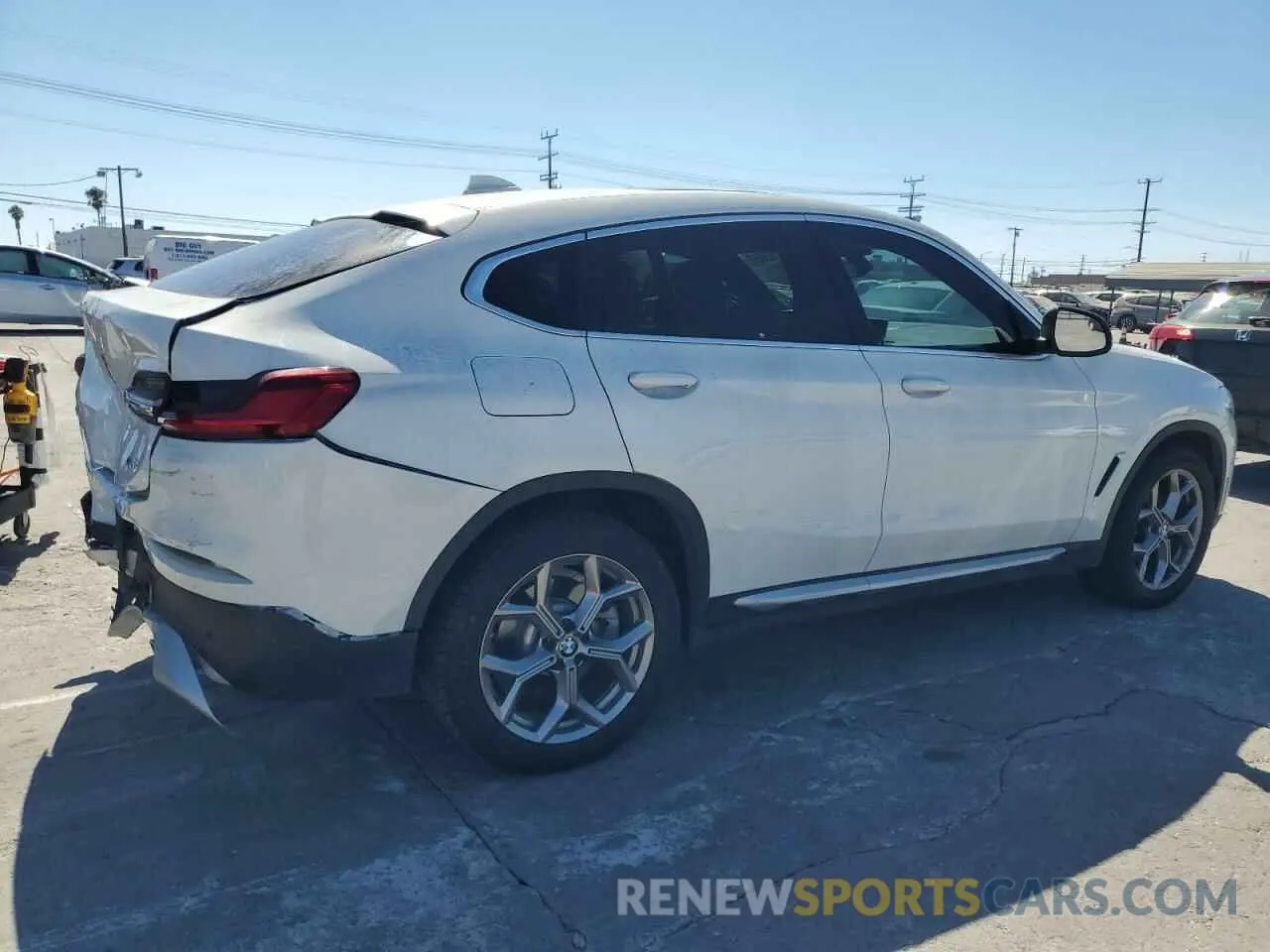 3 Photograph of a damaged car 5UX2V1C00LLE67712 BMW X4 2020