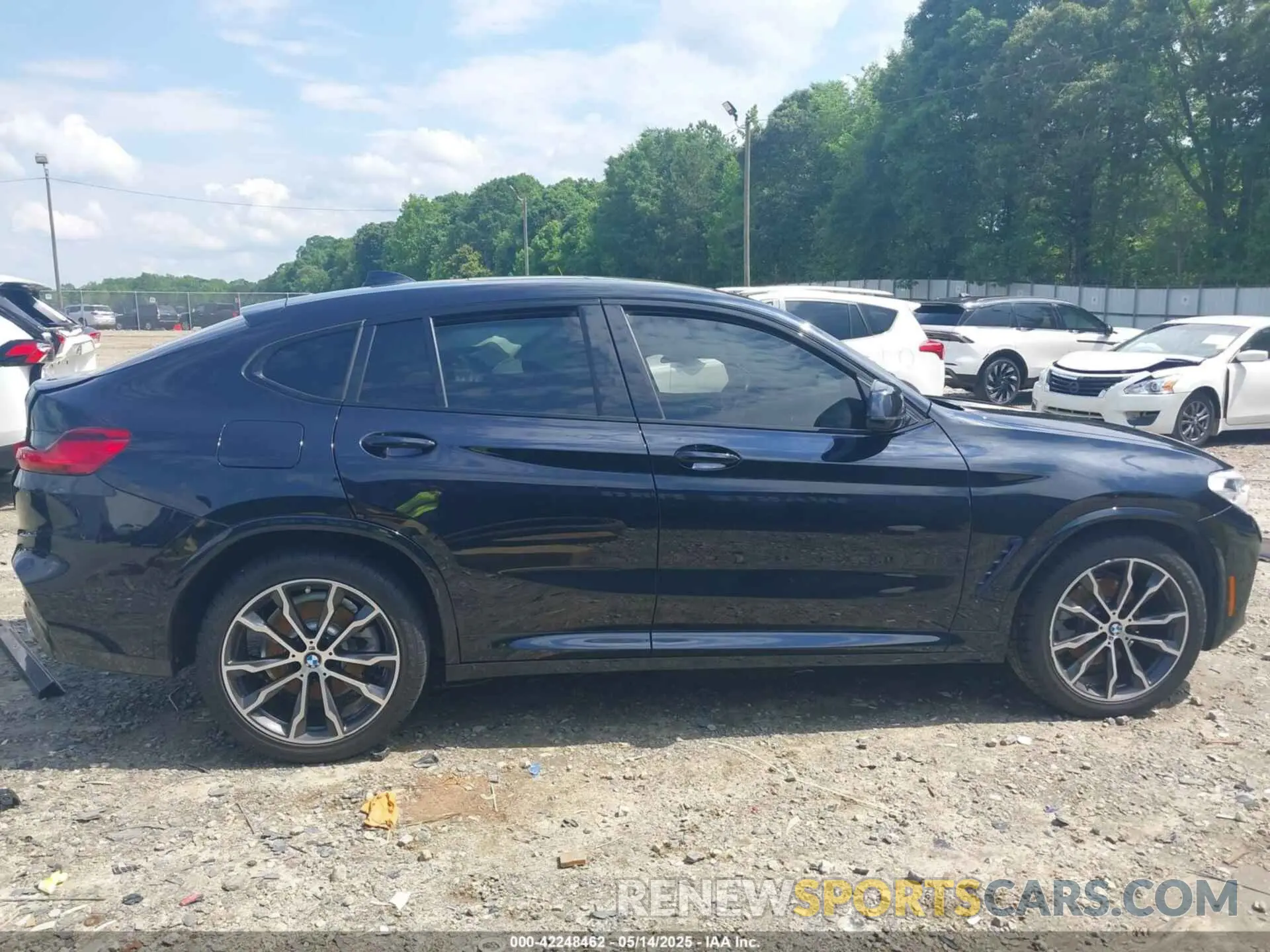 13 Photograph of a damaged car 5UX2V1C04LLE67552 BMW X4 2020