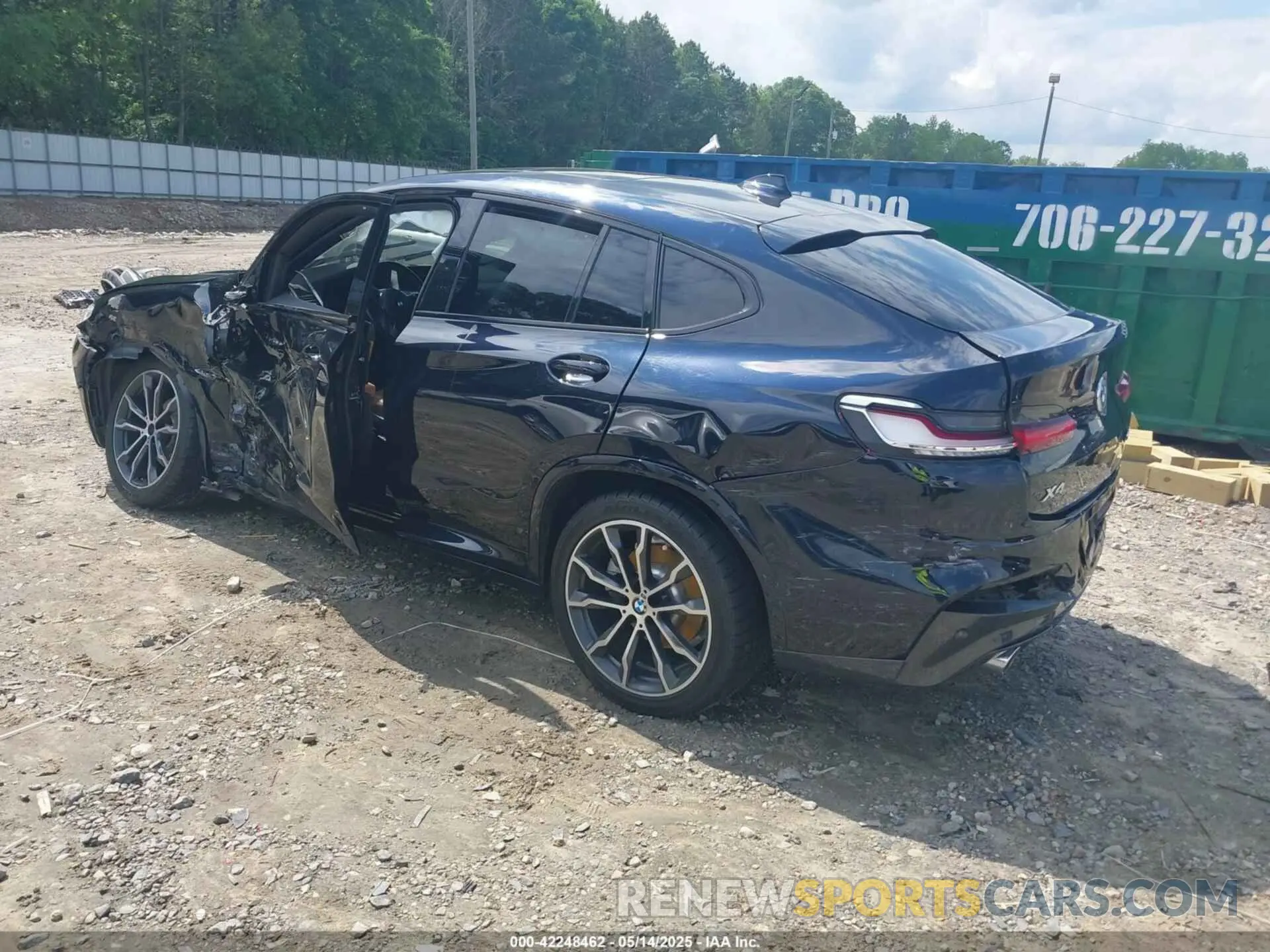 3 Photograph of a damaged car 5UX2V1C04LLE67552 BMW X4 2020