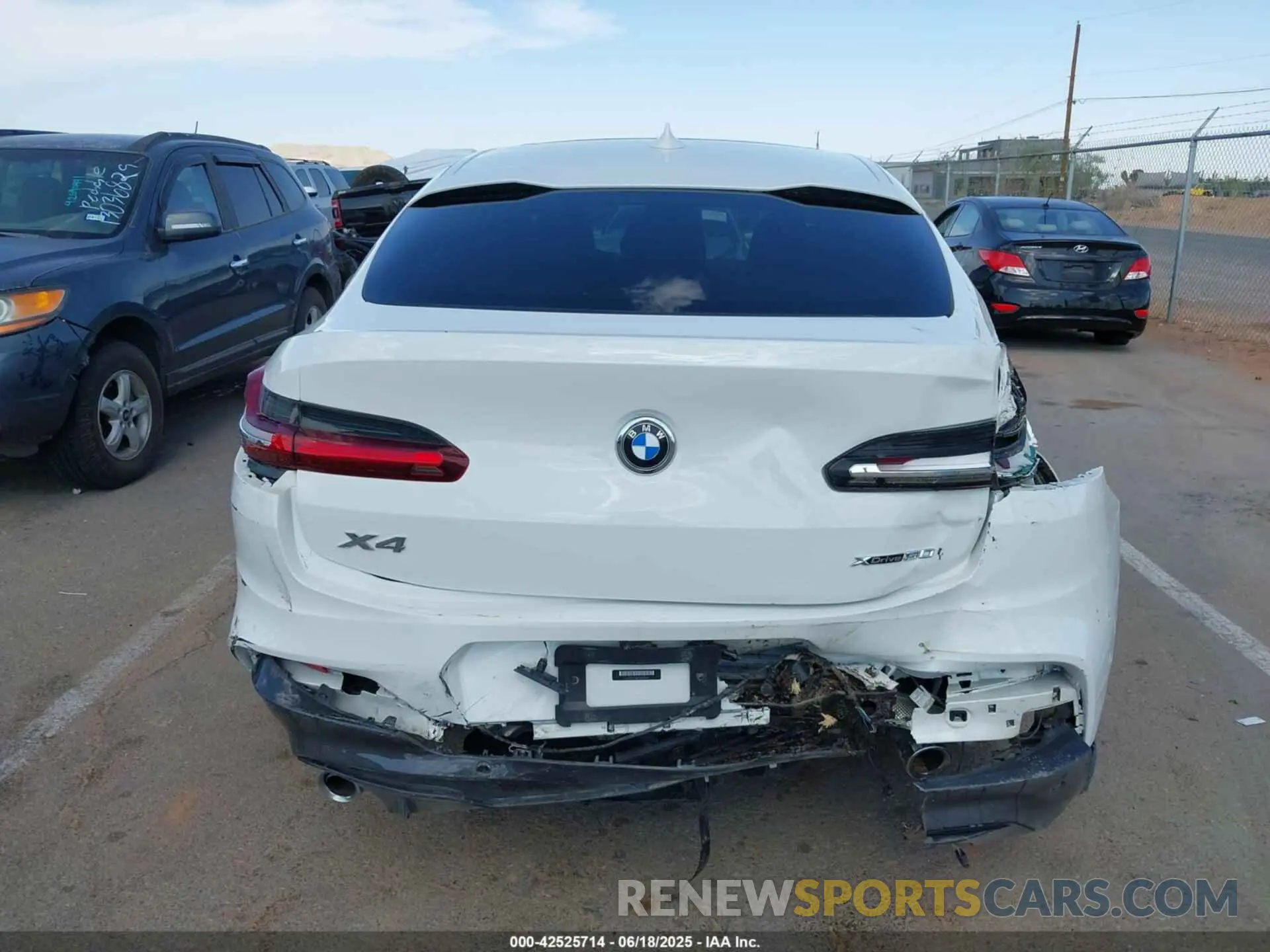 16 Photograph of a damaged car 5UX2V1C06L9B54841 BMW X4 2020