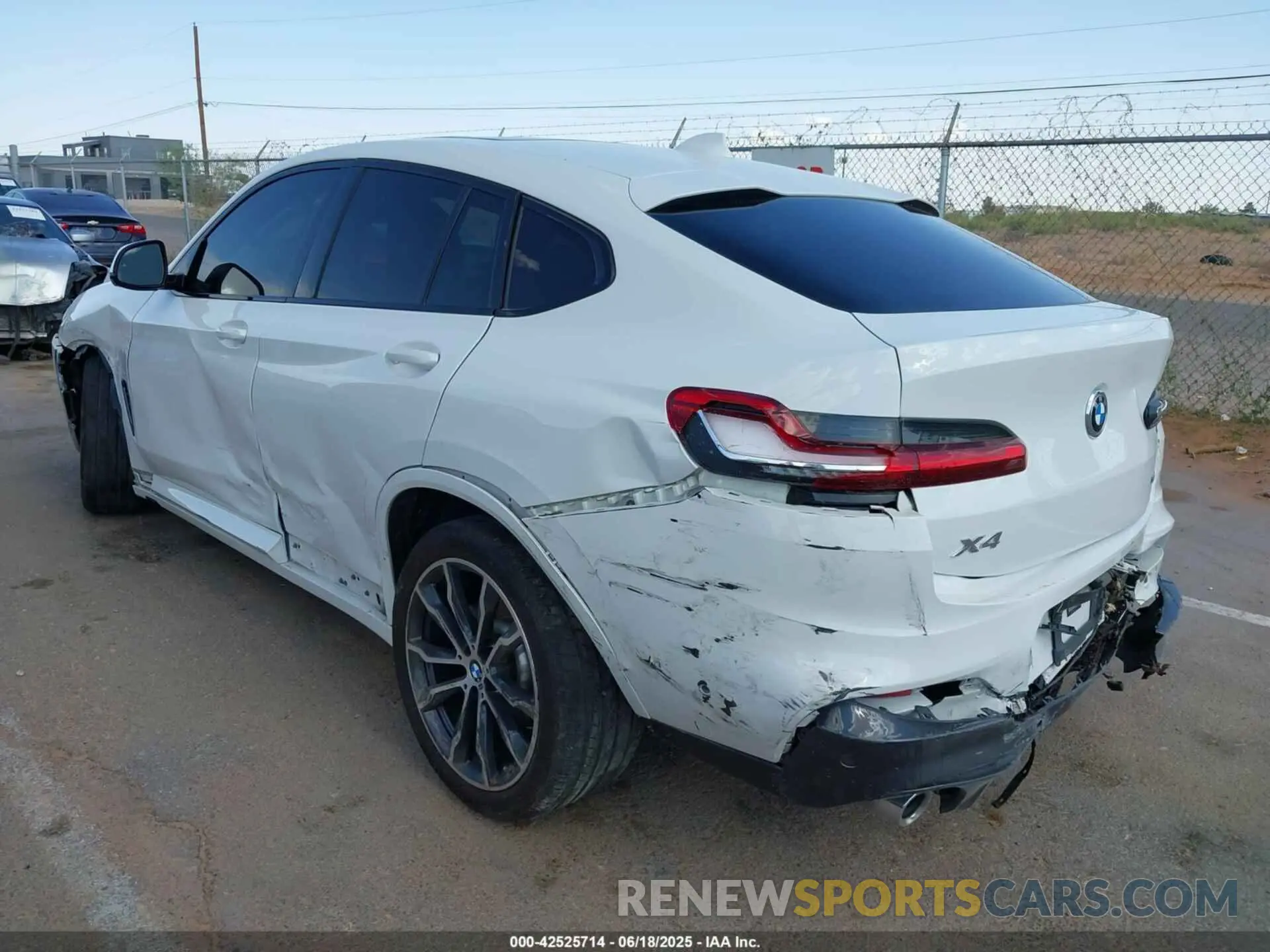 3 Photograph of a damaged car 5UX2V1C06L9B54841 BMW X4 2020