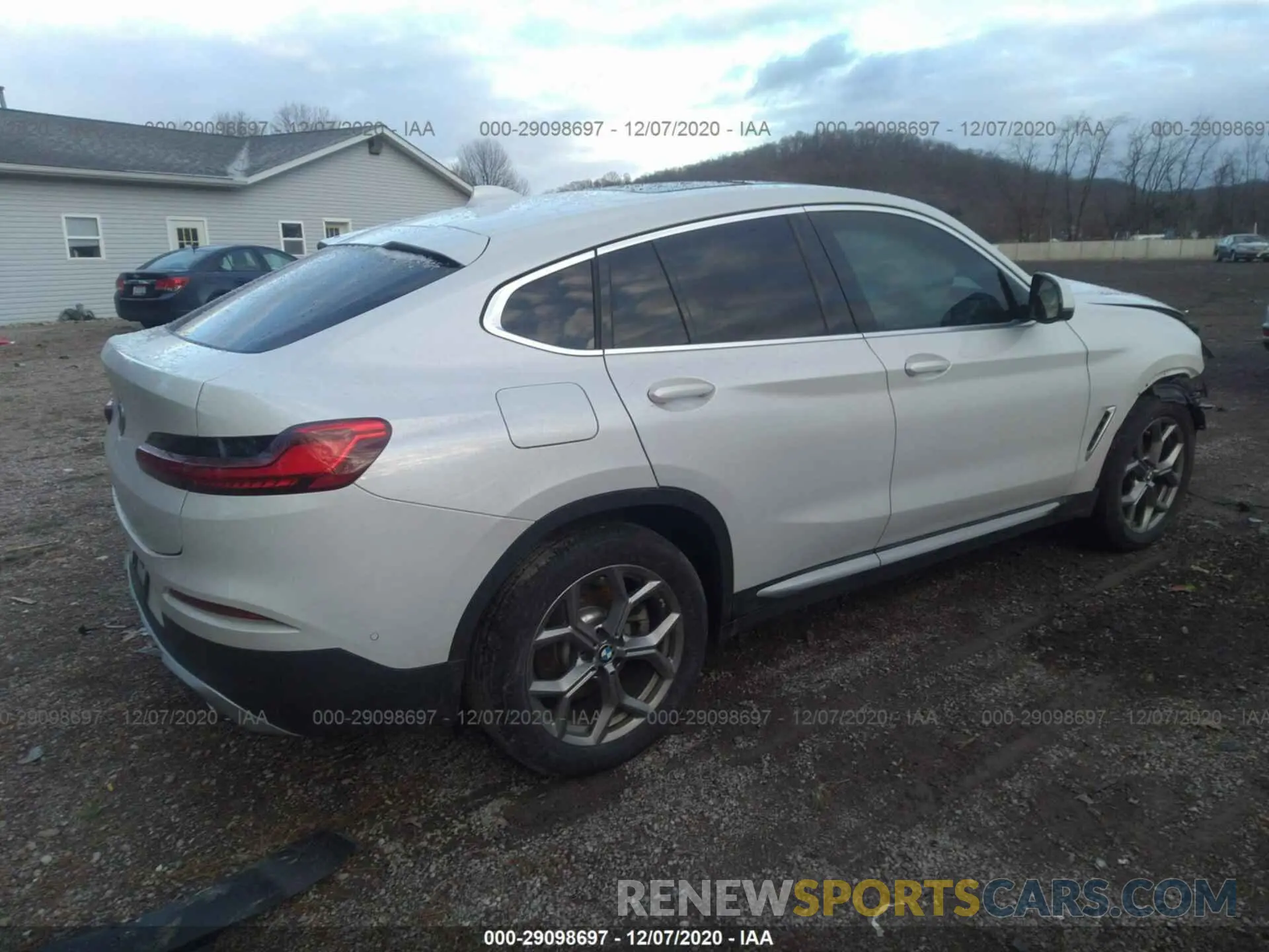 4 Photograph of a damaged car 5UX2V1C07L9B20584 BMW X4 2020