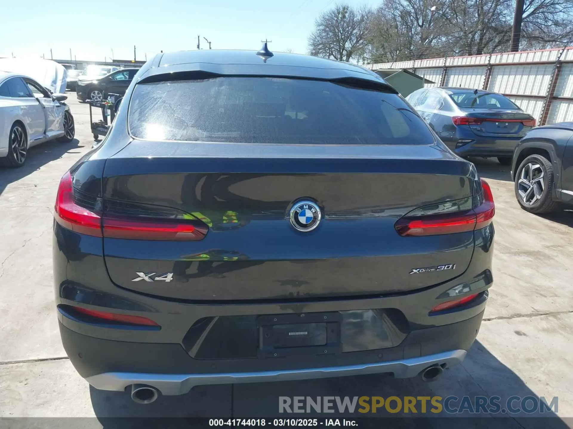 16 Photograph of a damaged car 5UX2V1C07LLE67741 BMW X4 2020