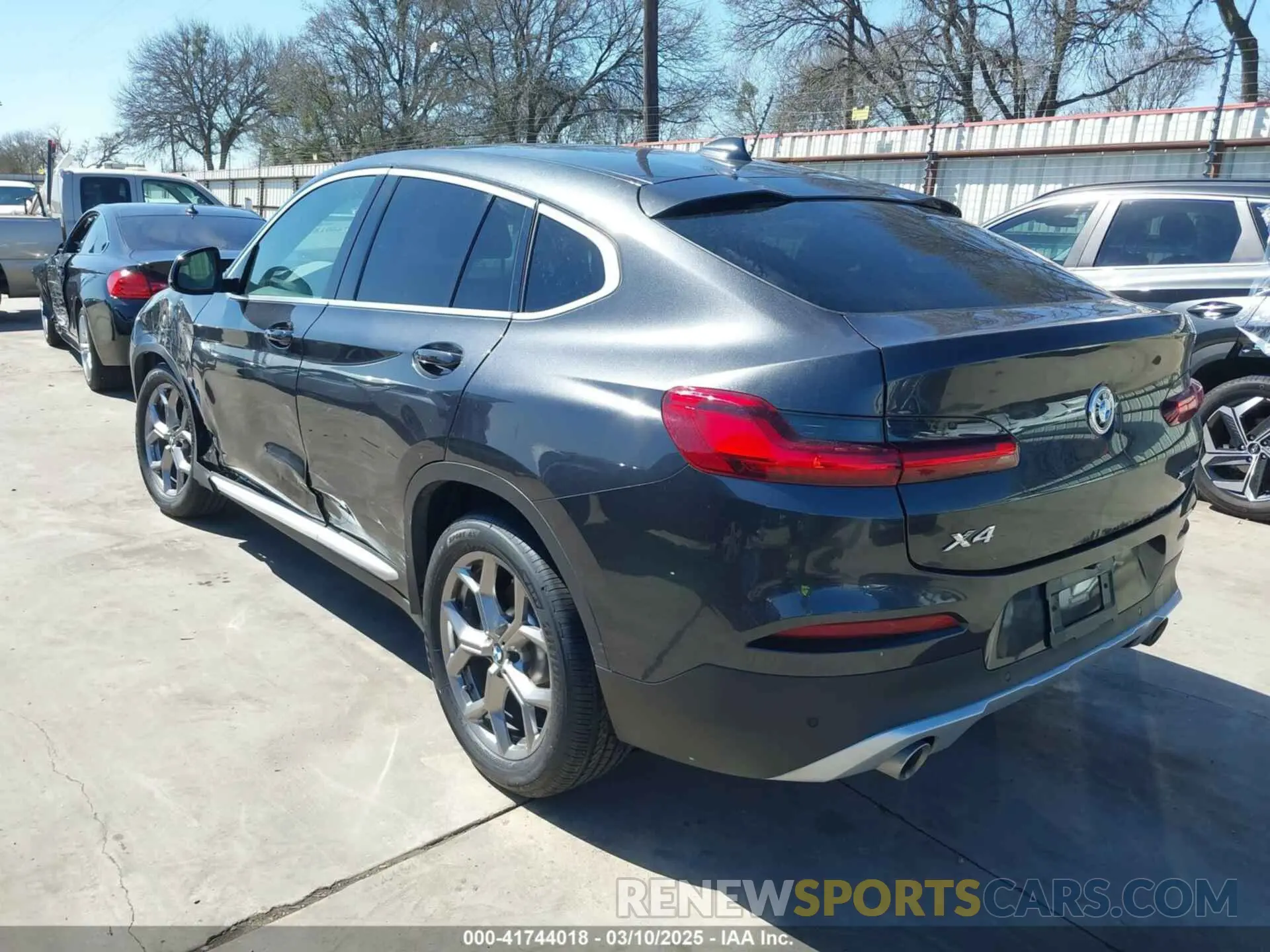 3 Photograph of a damaged car 5UX2V1C07LLE67741 BMW X4 2020