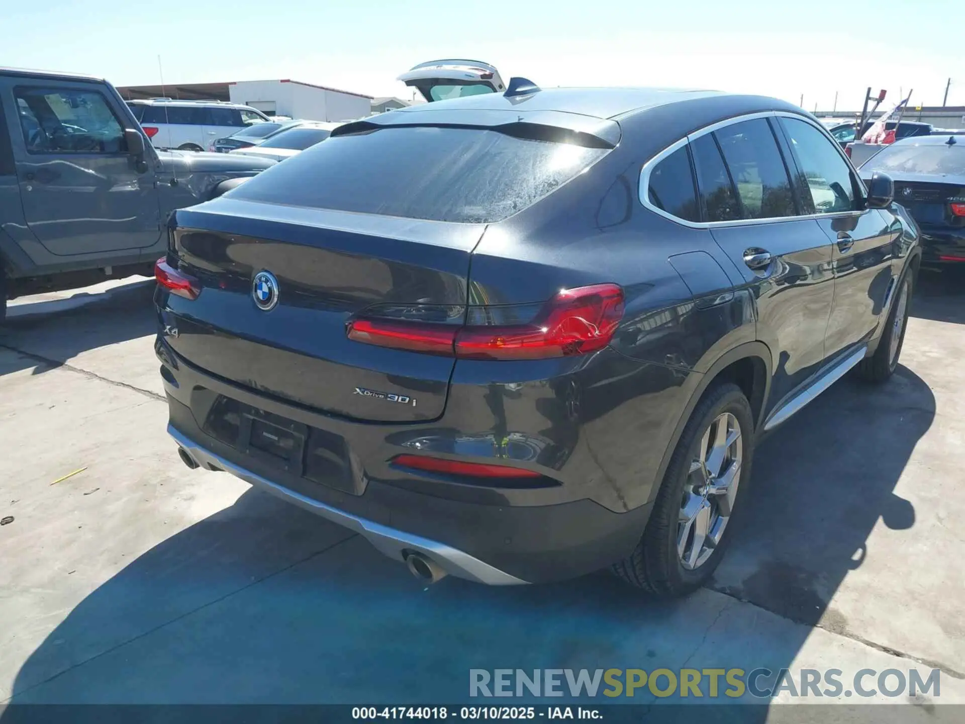 4 Photograph of a damaged car 5UX2V1C07LLE67741 BMW X4 2020