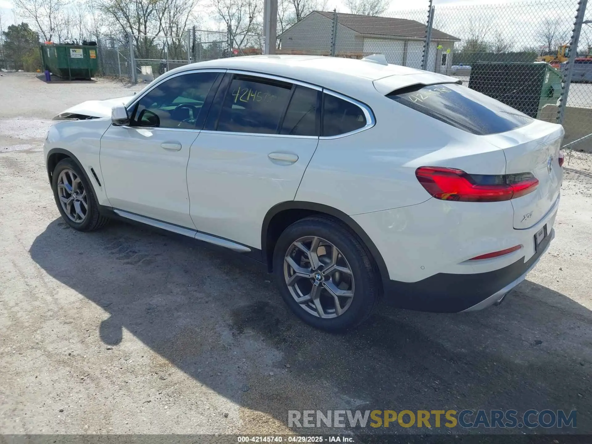 3 Photograph of a damaged car 5UX2V1C03M9F12611 BMW X4 2021
