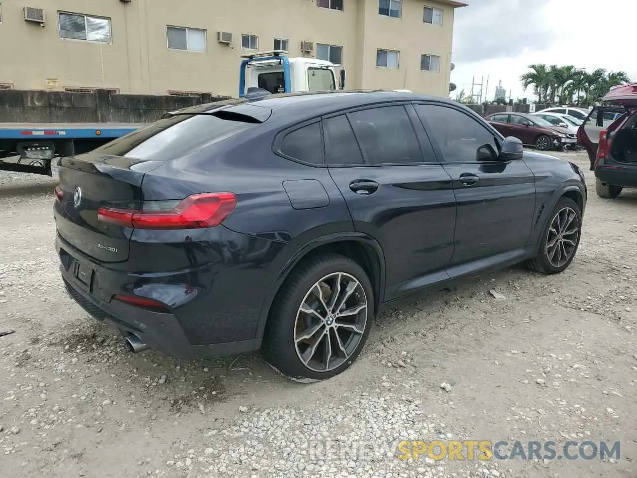 3 Photograph of a damaged car 5UX2V1C04M9F04579 BMW X4 2021