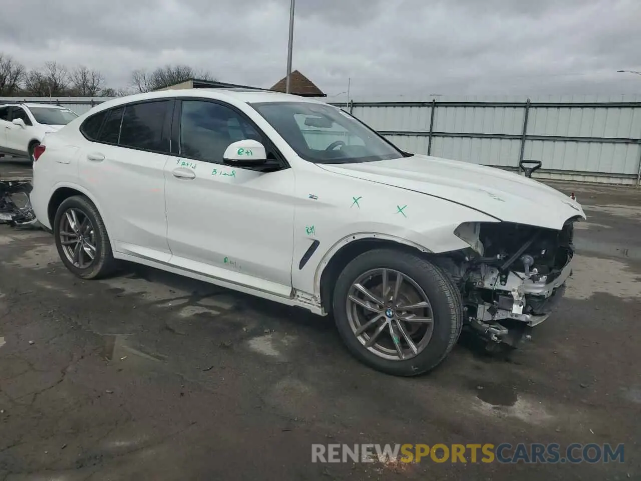 4 Photograph of a damaged car 5UX2V1C04M9H88652 BMW X4 2021