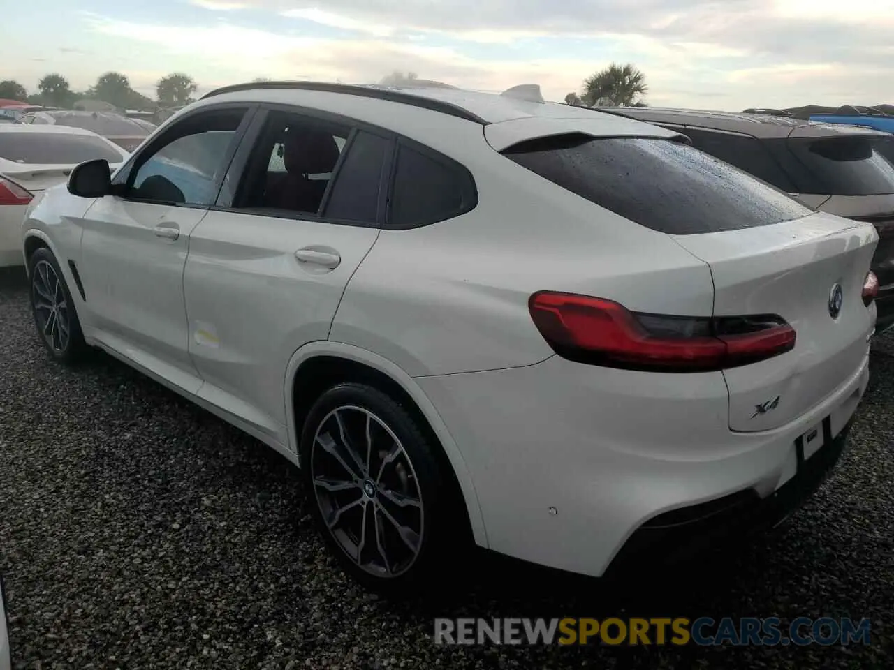 2 Photograph of a damaged car 5UX2V1C05M9H34647 BMW X4 2021