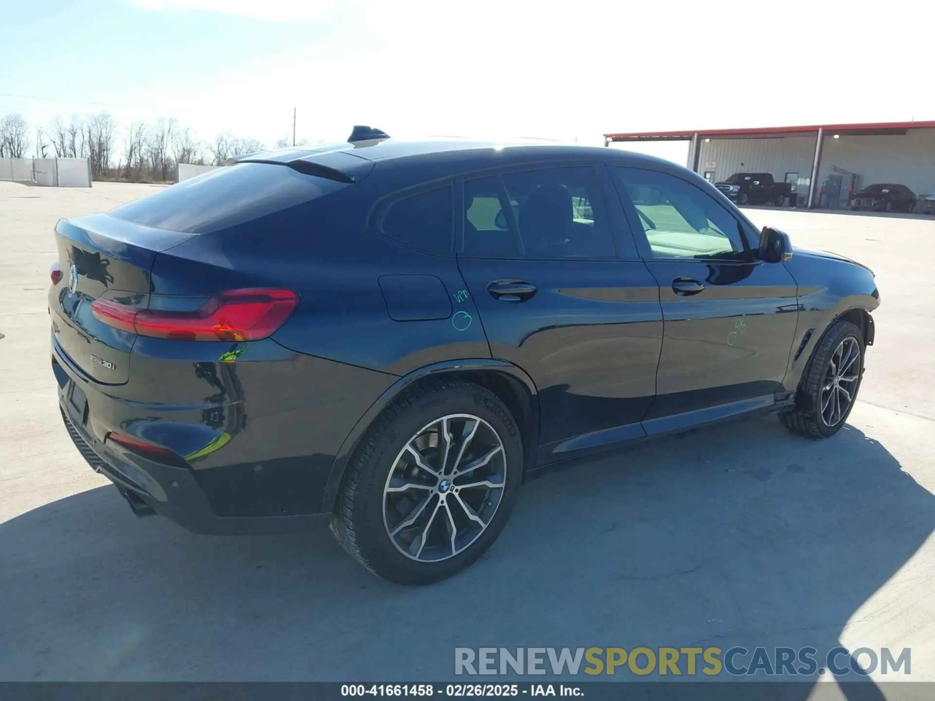 4 Photograph of a damaged car 5UX2V1C06M9E42747 BMW X4 2021