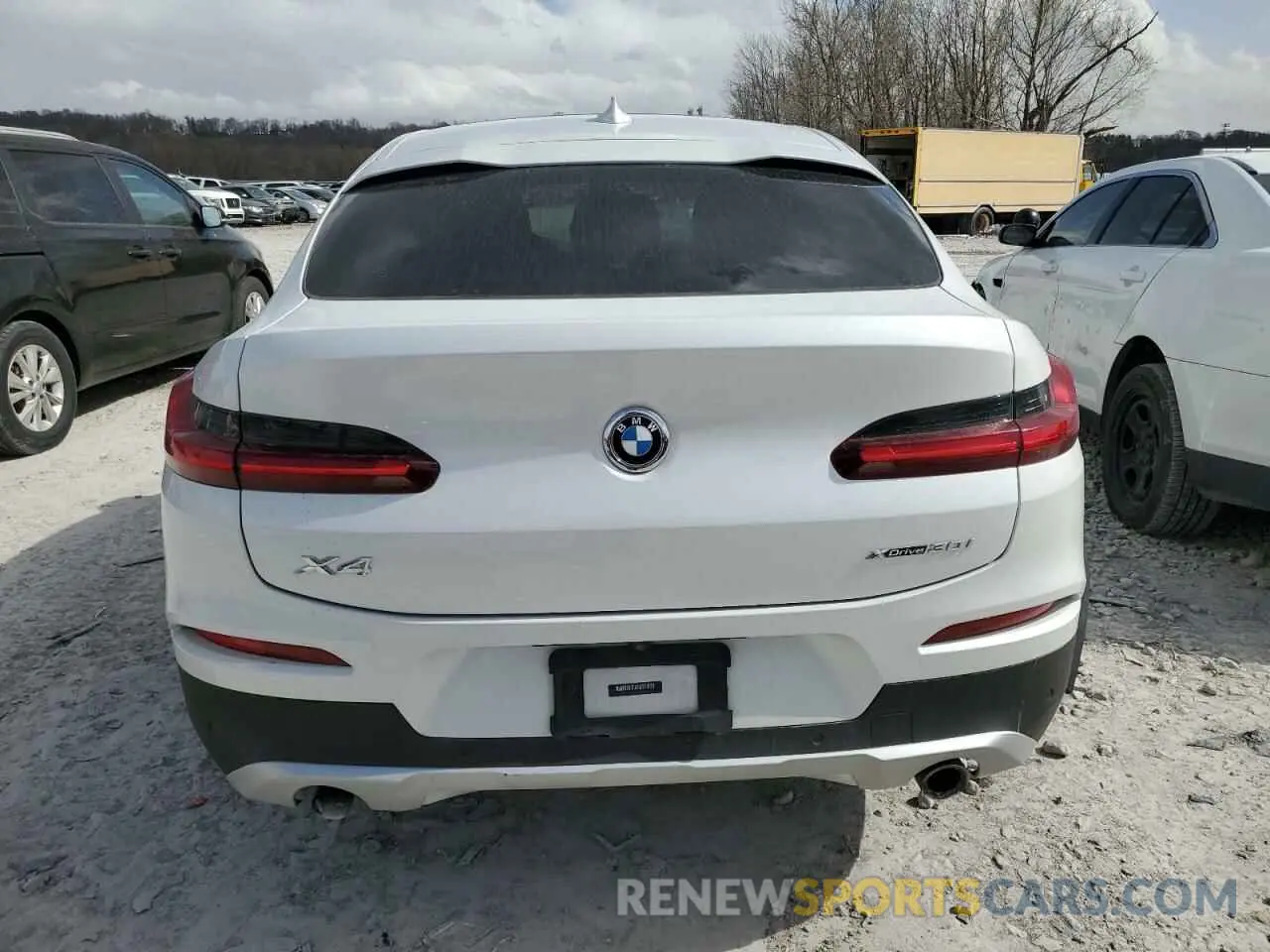 6 Photograph of a damaged car 5UX2V1C08M9G31058 BMW X4 2021